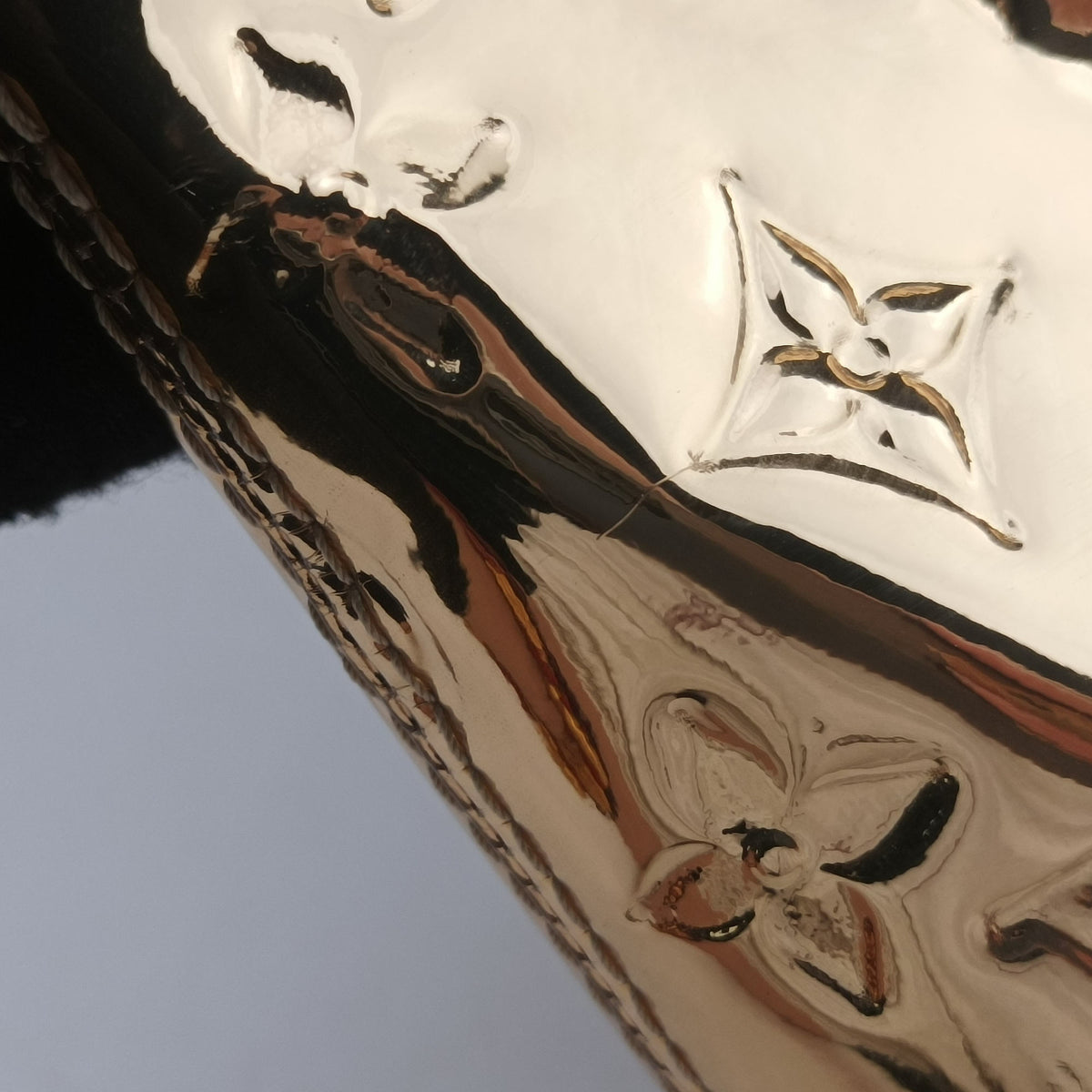 Pre-owned Louis Vuitton Lockit dore Monogram Miroir M95450 handbag | stylenewstar