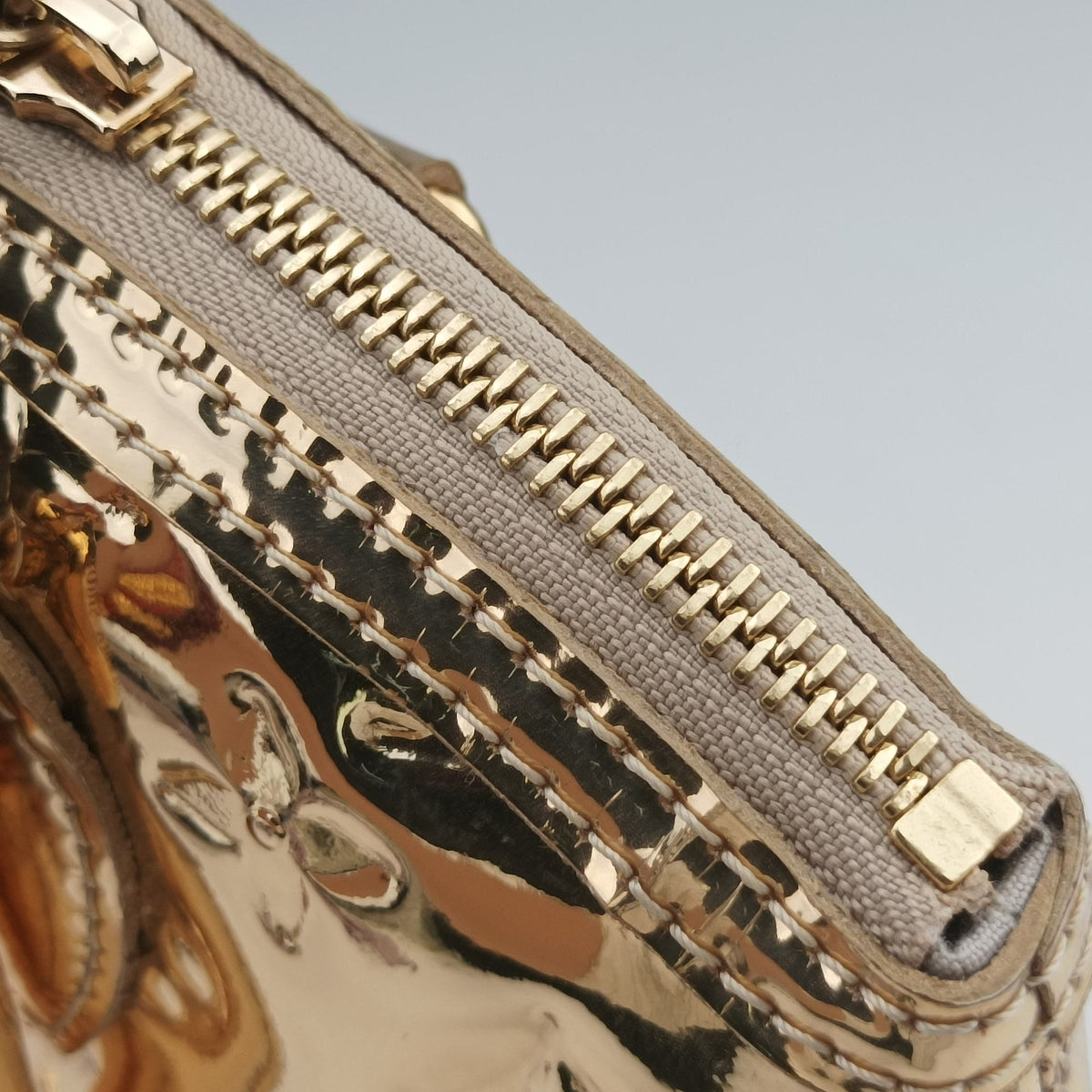 Pre-owned Louis Vuitton Lockit dore Monogram Miroir M95450 handbag | stylenewstar