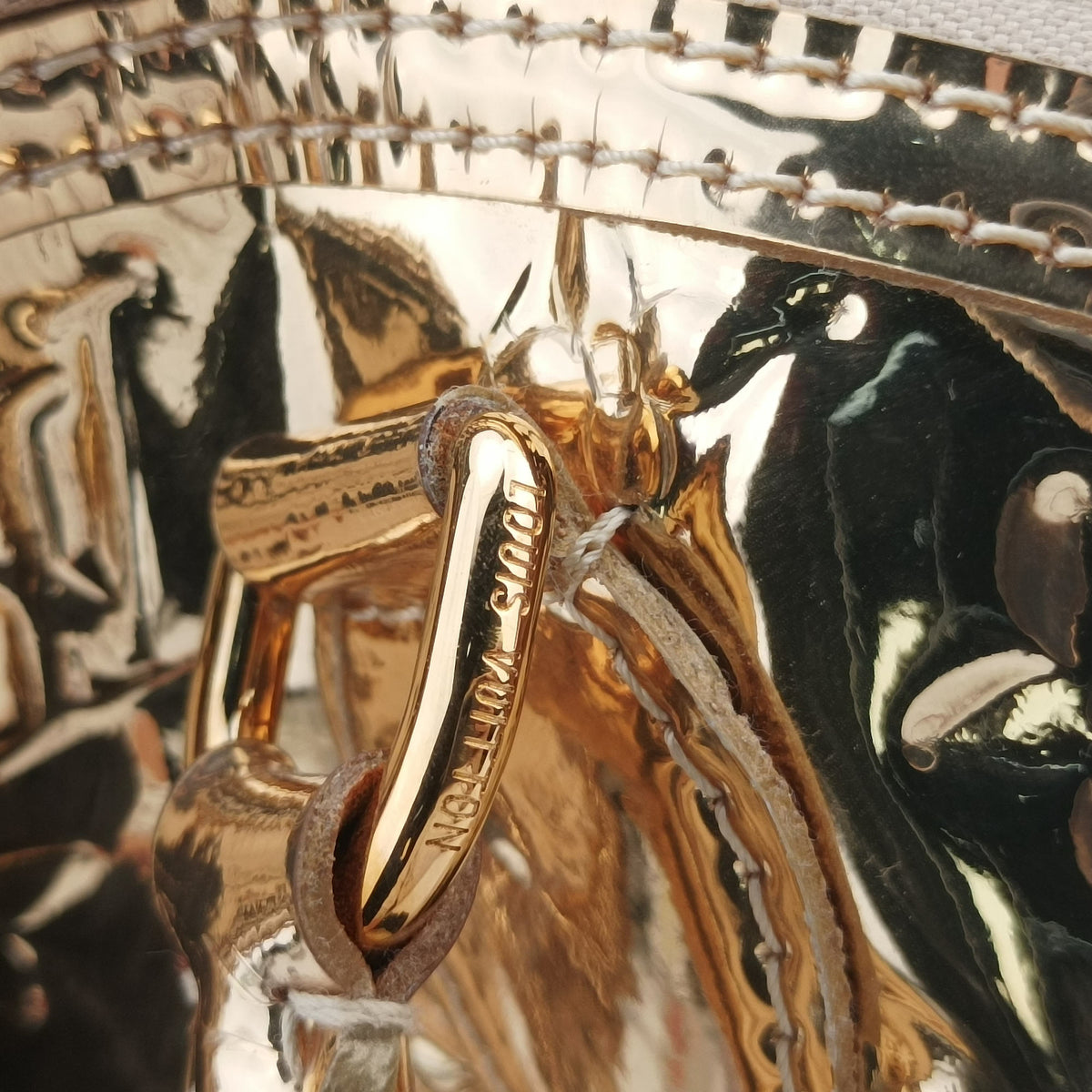 Pre-owned Louis Vuitton Lockit dore Monogram Miroir M95450 handbag | stylenewstar