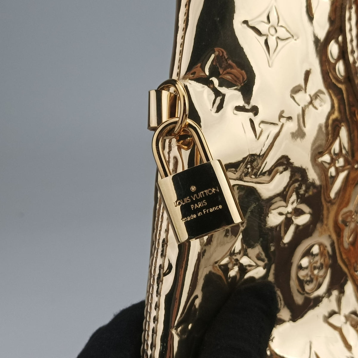 Pre-owned Louis Vuitton Lockit dore Monogram Miroir M95450 handbag | stylenewstar