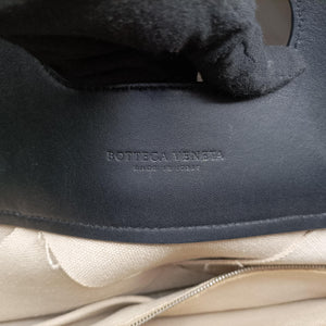 Pre-owned Bottega Veneta Maxi-Intrecciato Slip Tote White cloth  handbag | stylenewstar