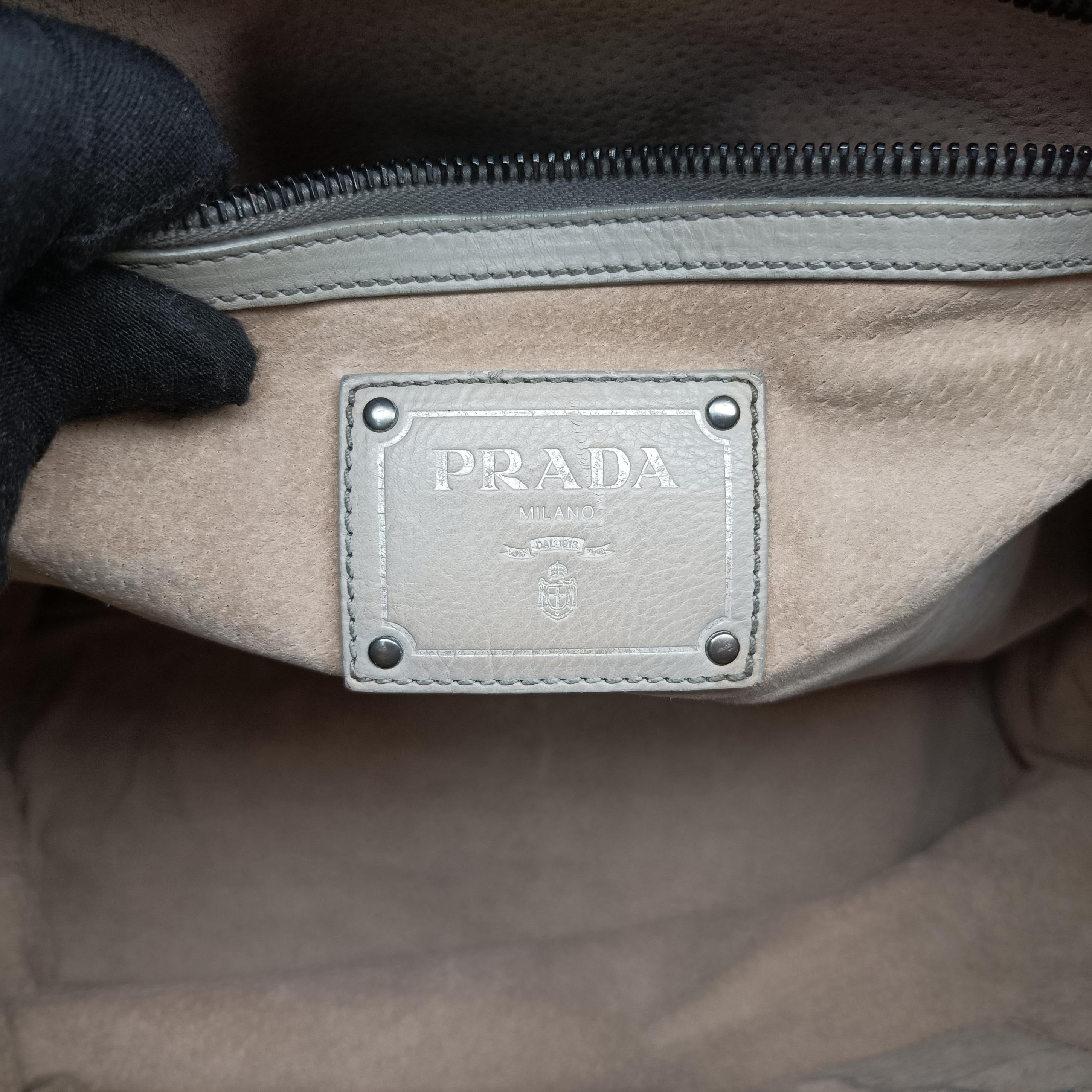 Pre-owned Prada 三角ロゴ Grey Nappa Leather  shoulderbag | stylenewstar