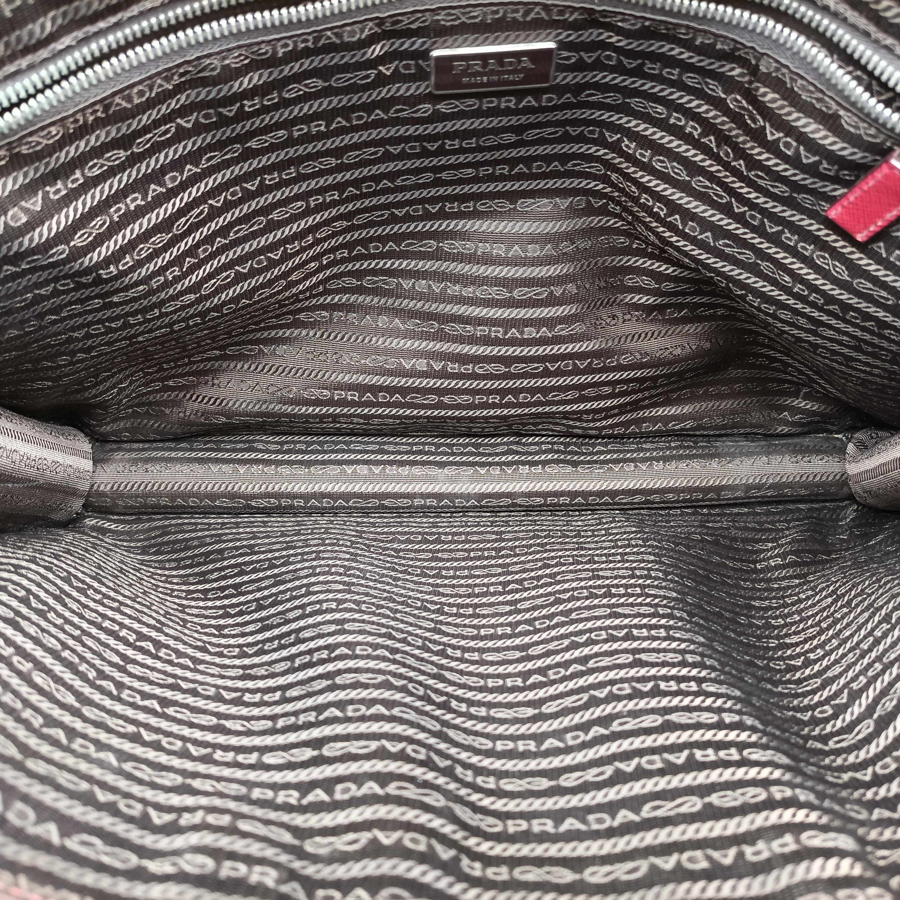 Pre-owned Prada Triangle Logo Plate Red Saffiano Leather  handbag | stylenewstar