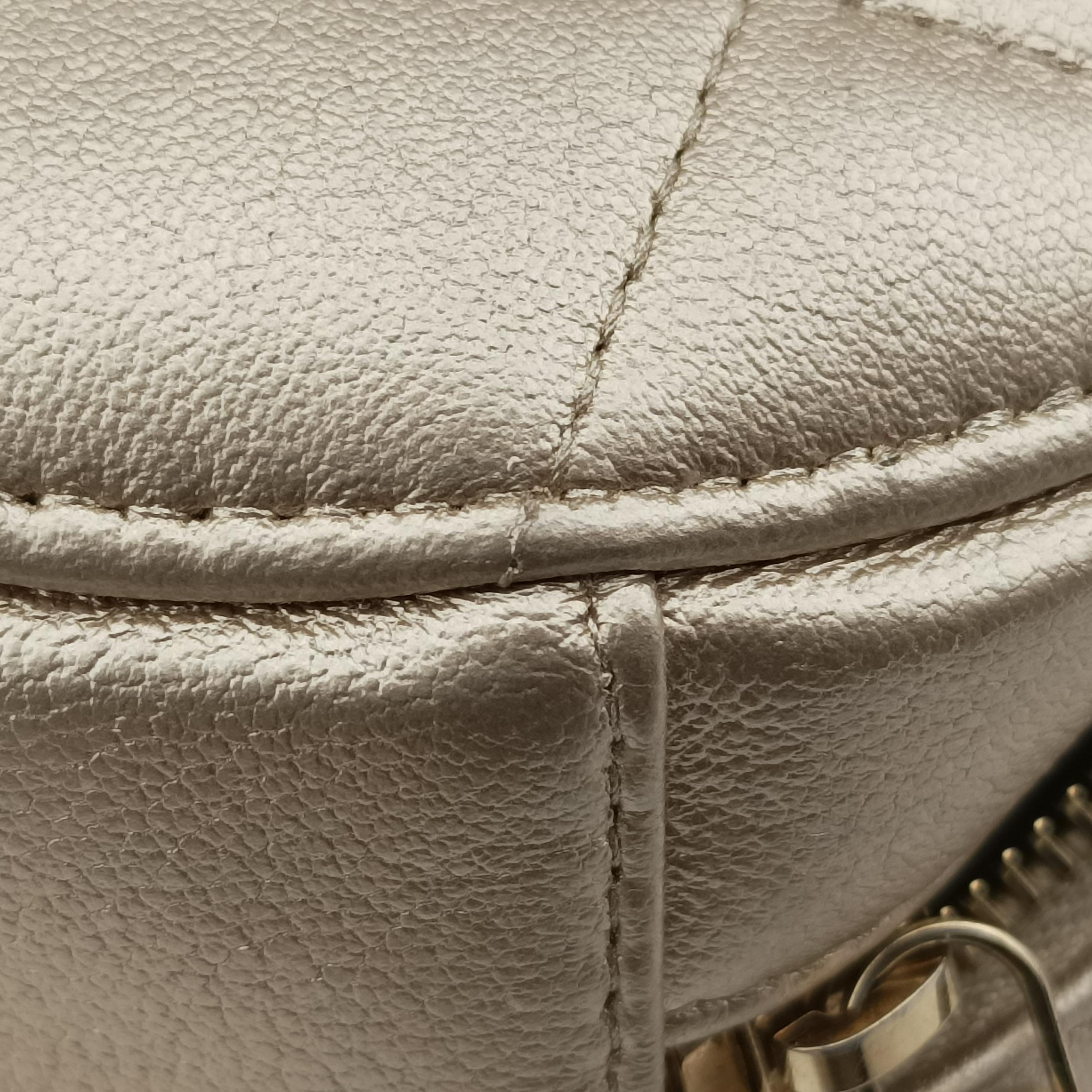 Pre-owned Chanel CHANEL 19 Round Golden lambskin AP0945 shoulderbag | stylenewstar