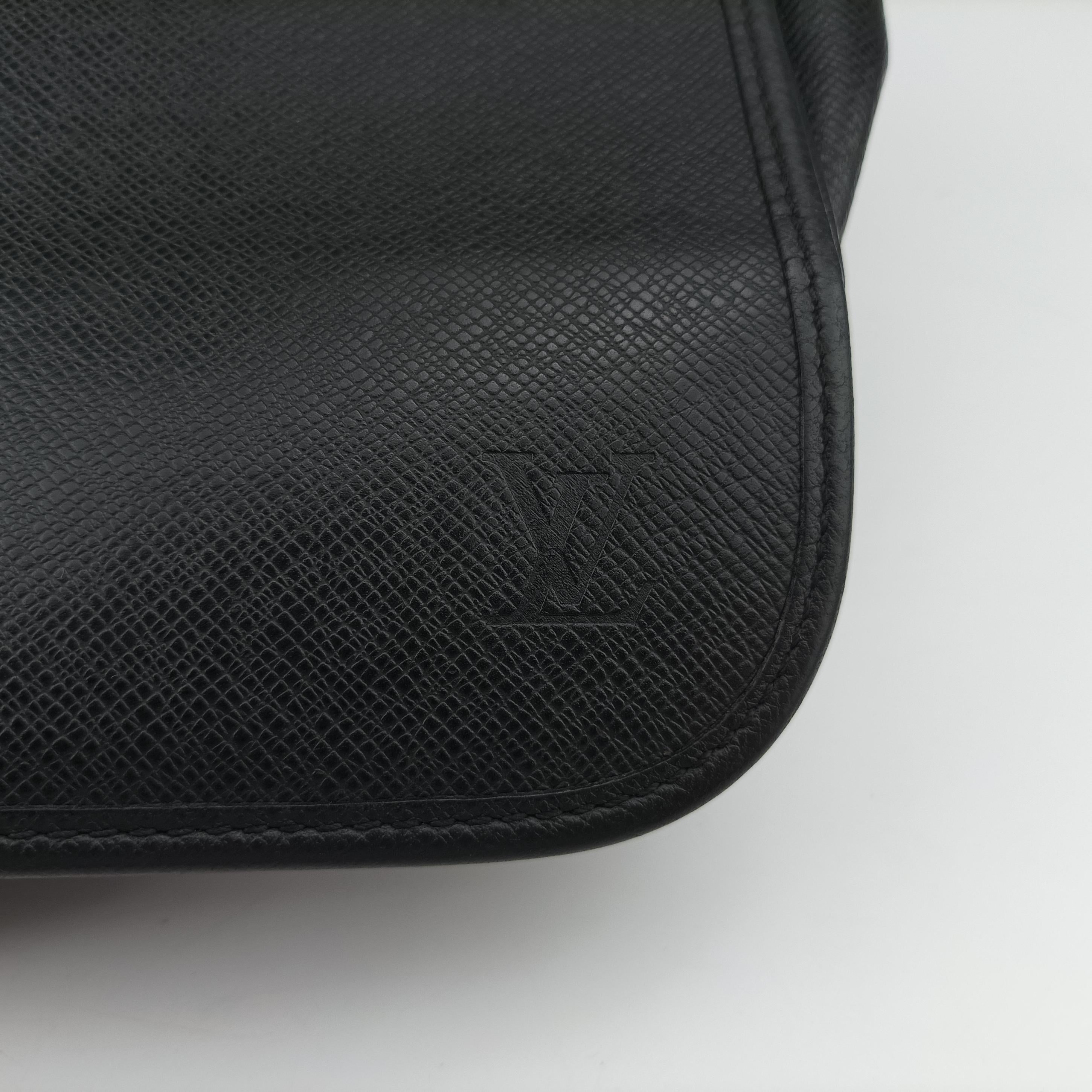 Pre-owned Louis Vuitton ANDREI ARDOISE Taiga M32482 shoulderbag | stylenewstar