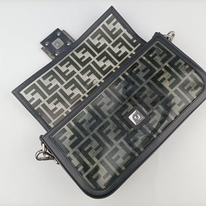 Pre-owned Fendi BAGUETTE Clear×black PVC coated canvas 8BR600 shoulderbag | stylenewstar