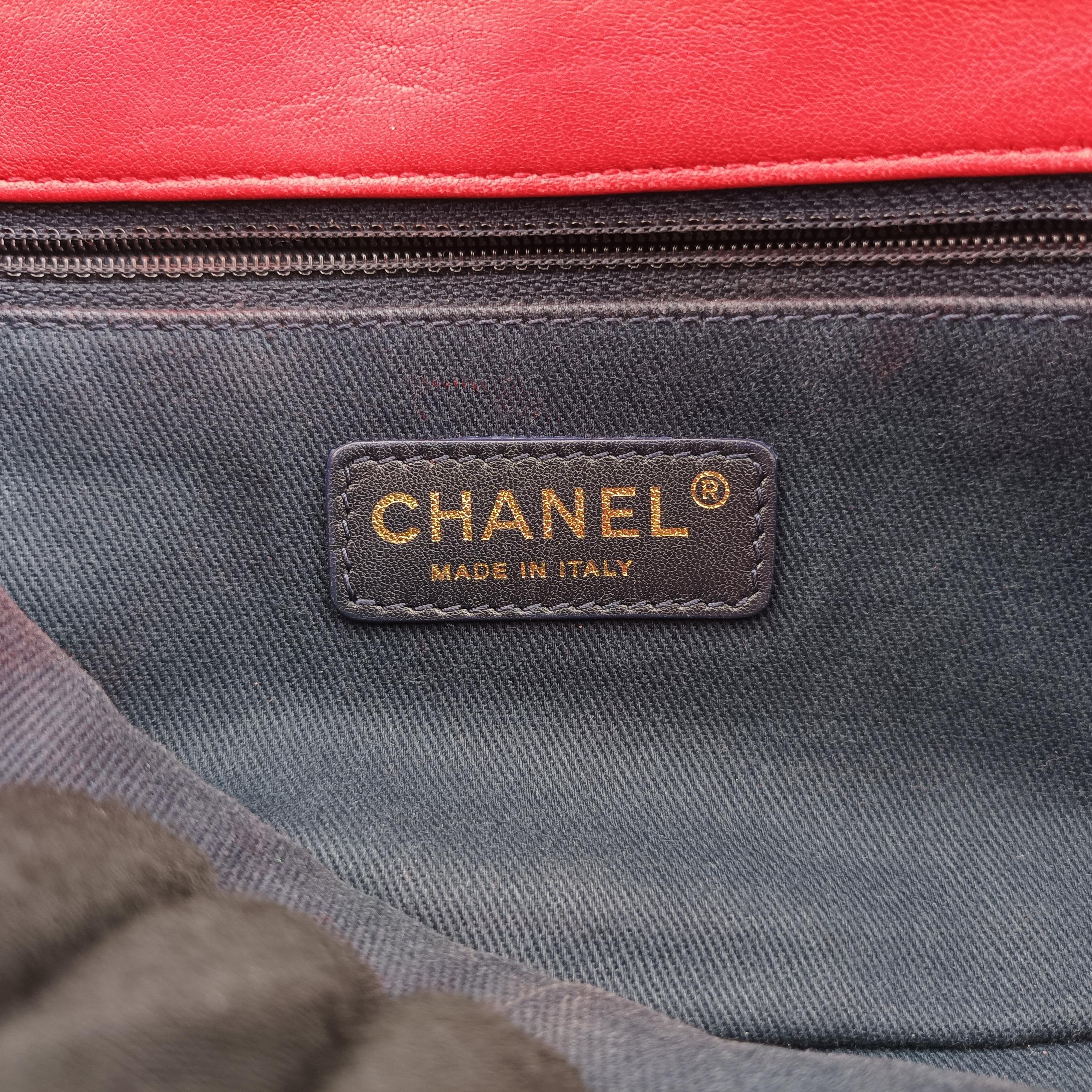 Vintage Chanel V stitch Red lambskin A92088 shoulderbag | stylenewstar