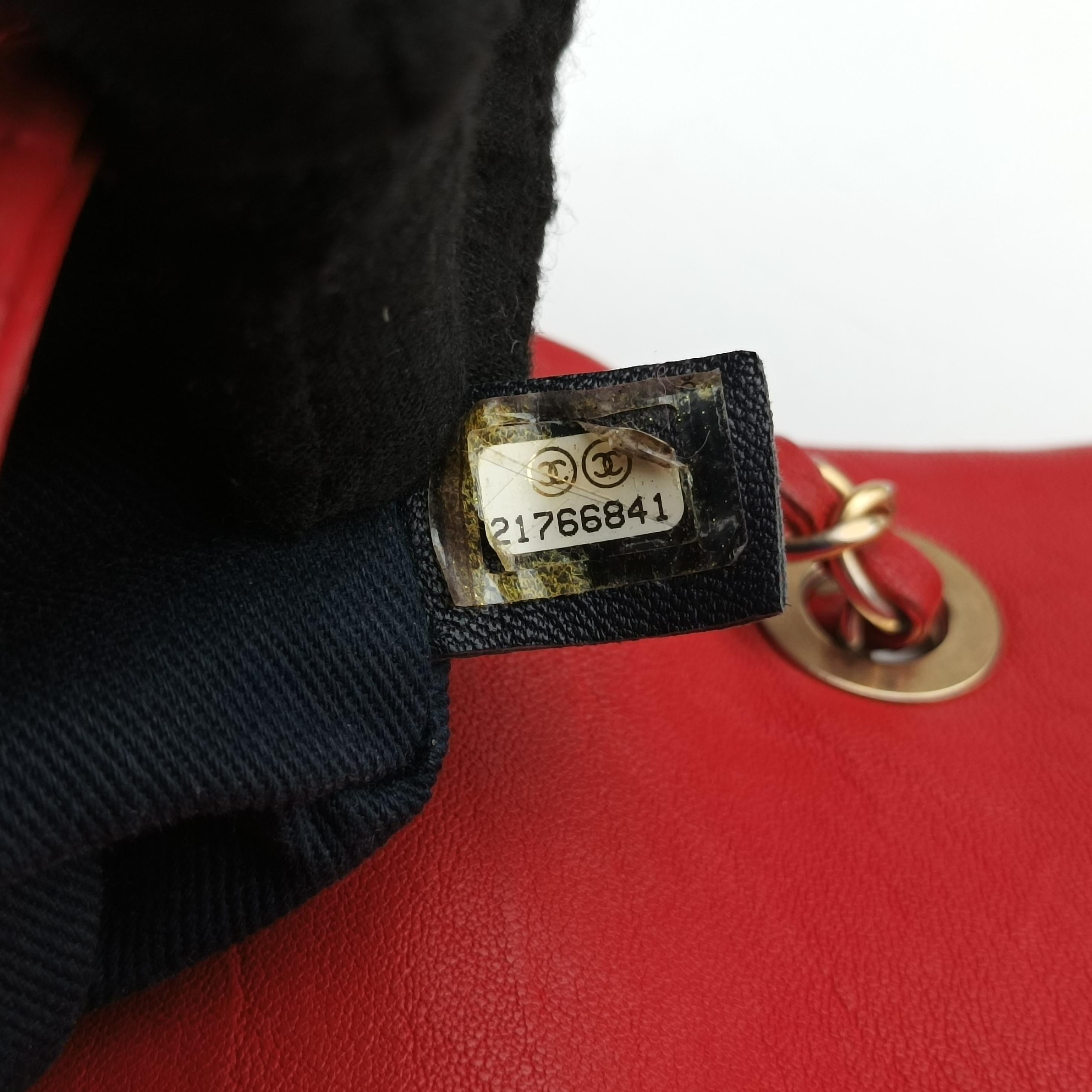 Vintage Chanel V stitch Red lambskin A92088 shoulderbag | stylenewstar