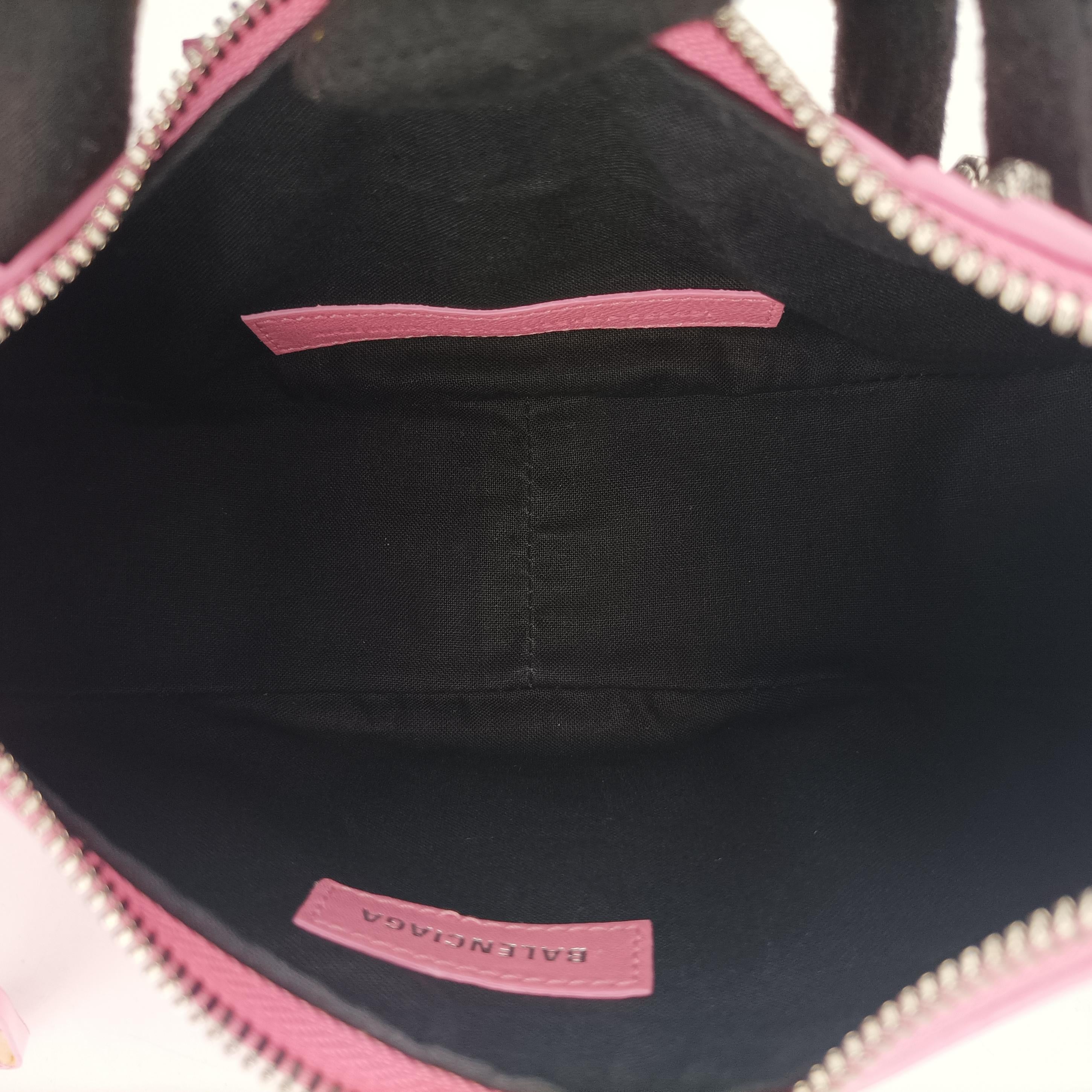 Secondhand Balenciaga Le Cagole Pink Patent  shoulderbag | stylenewstar