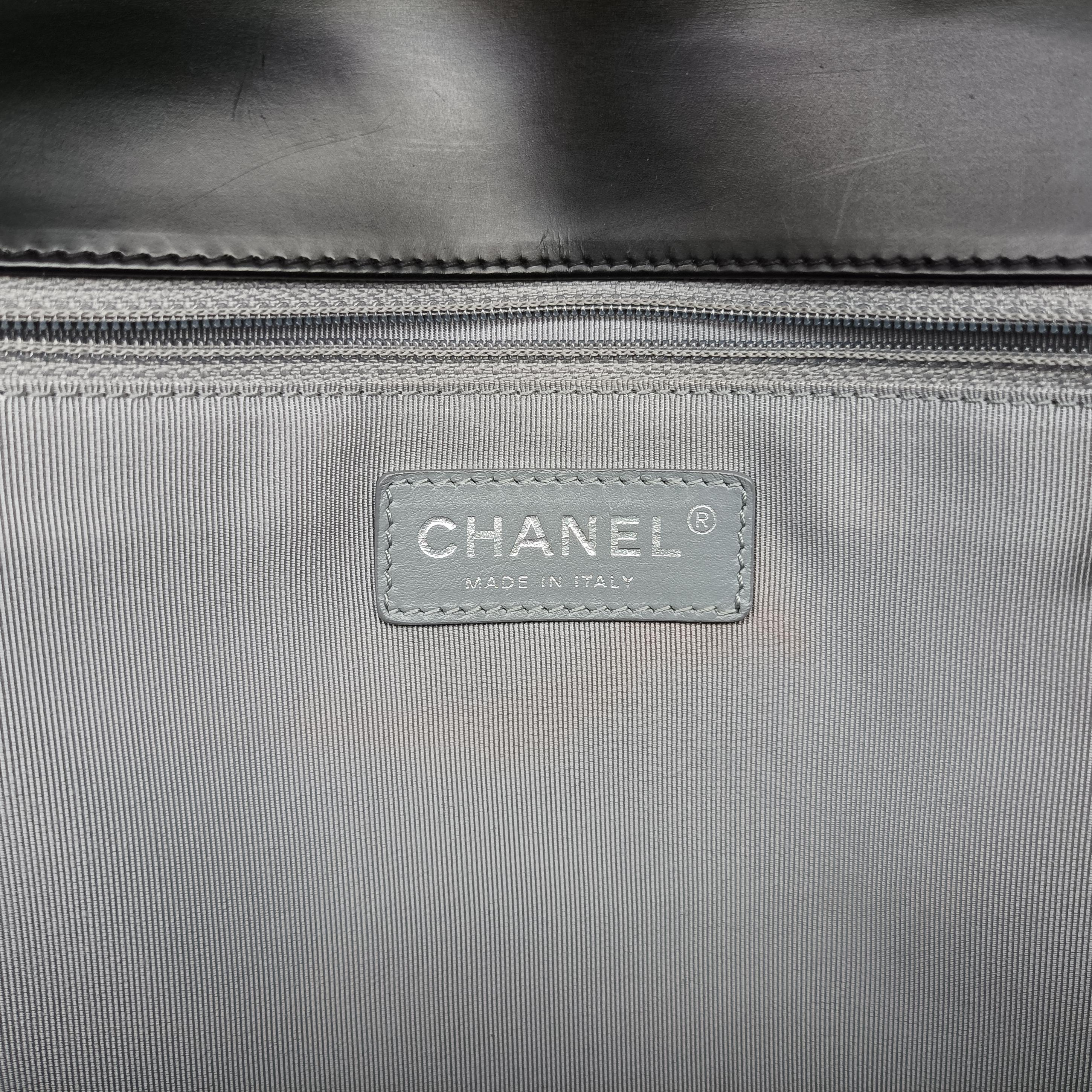 Pre-owned Chanel BOY CHANEL Black Enamel A67021 shoulderbag | stylenewstar