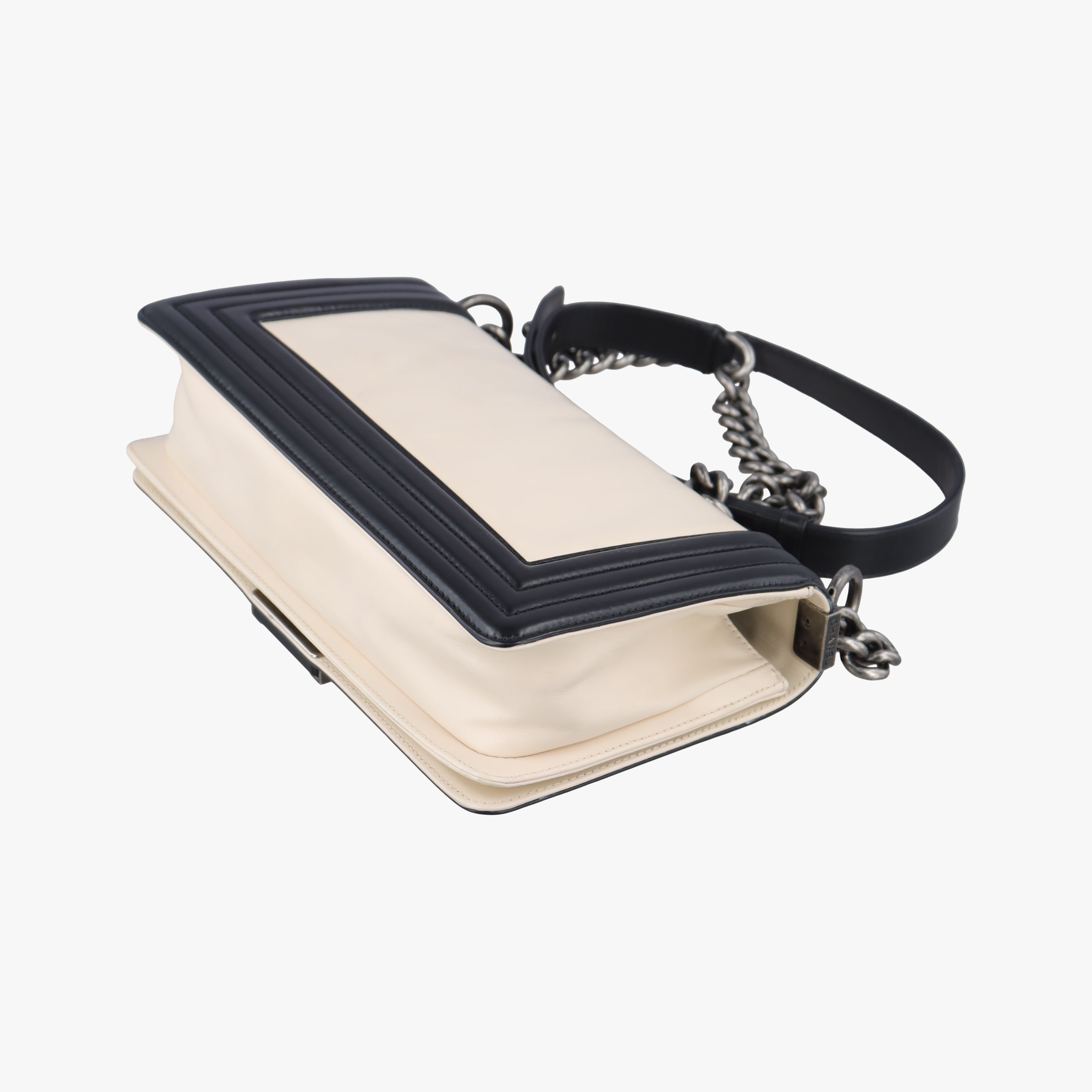 Secondhand Chanel BOY CHANEL Black×white Leather A66713 shoulderbag | stylenewstar