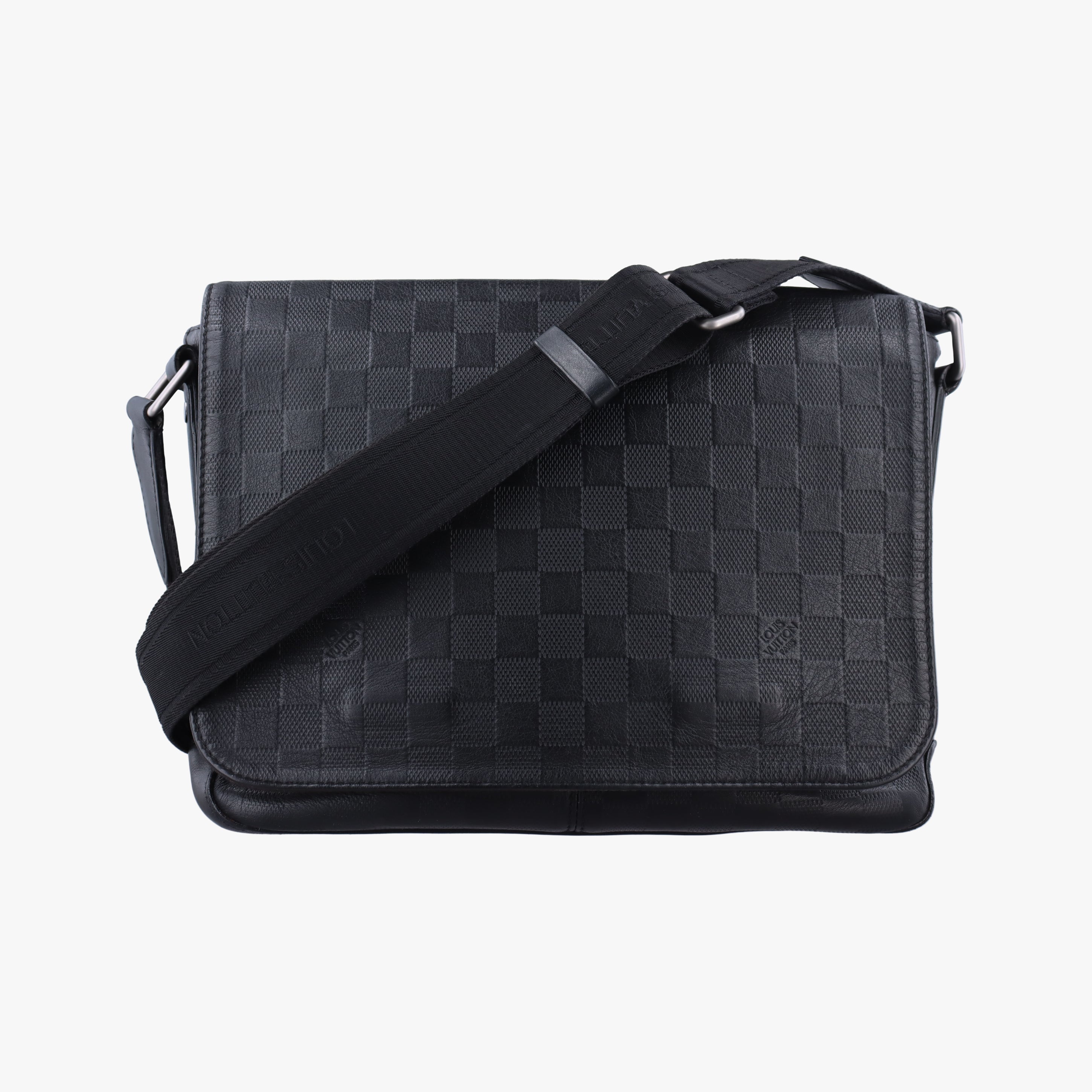 Pre-owned Louis Vuitton District PM Noir Damie Infini Leather N41286 shoulderbag | stylenewstar