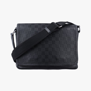 Pre-owned Louis Vuitton District PM Noir Damie Infini Leather N41286 shoulderbag | stylenewstar