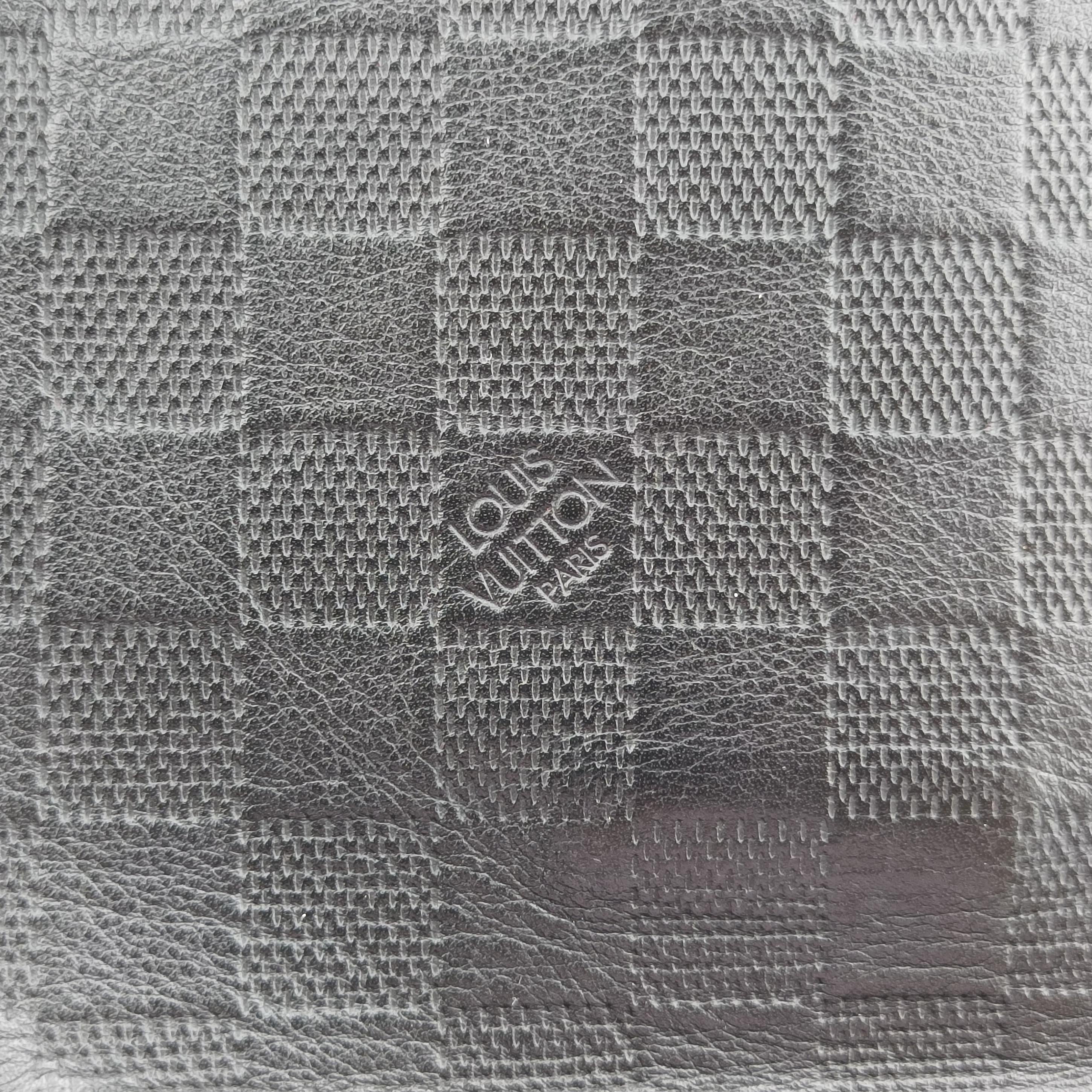 Pre-owned Louis Vuitton District PM Noir Damie Infini Leather N41286 shoulderbag | stylenewstar