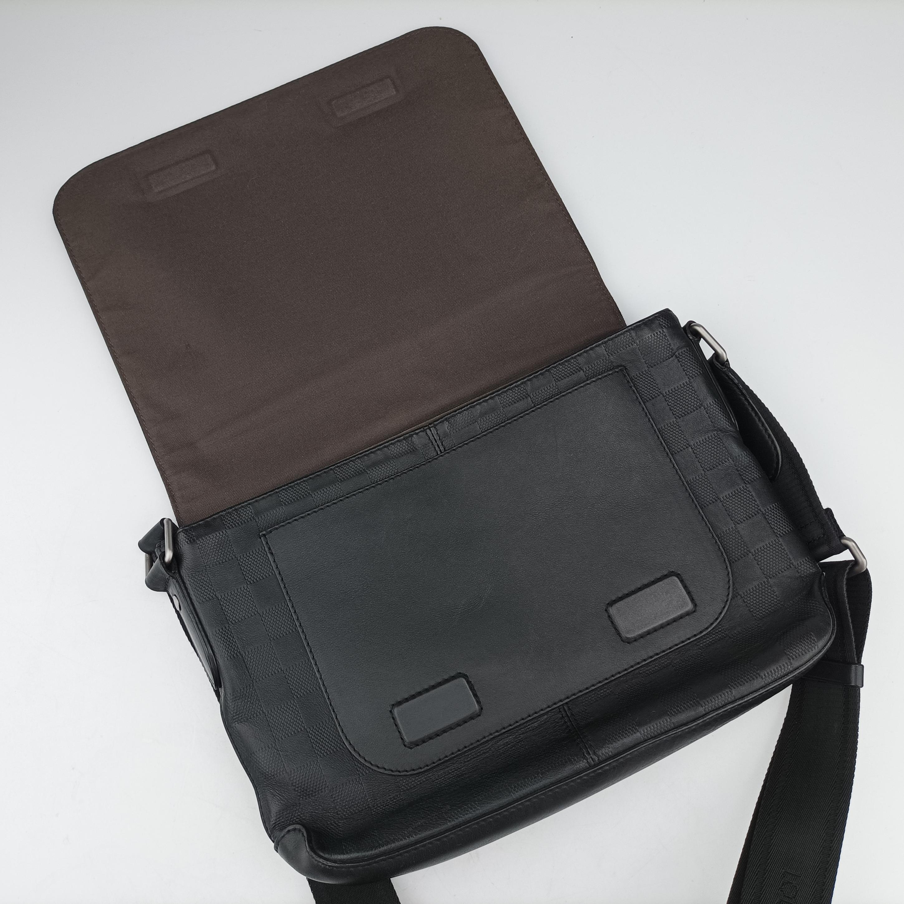 Pre-owned Louis Vuitton District PM Noir Damie Infini Leather N41286 shoulderbag | stylenewstar