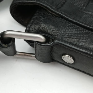 Pre-owned Louis Vuitton District PM Noir Damie Infini Leather N41286 shoulderbag | stylenewstar