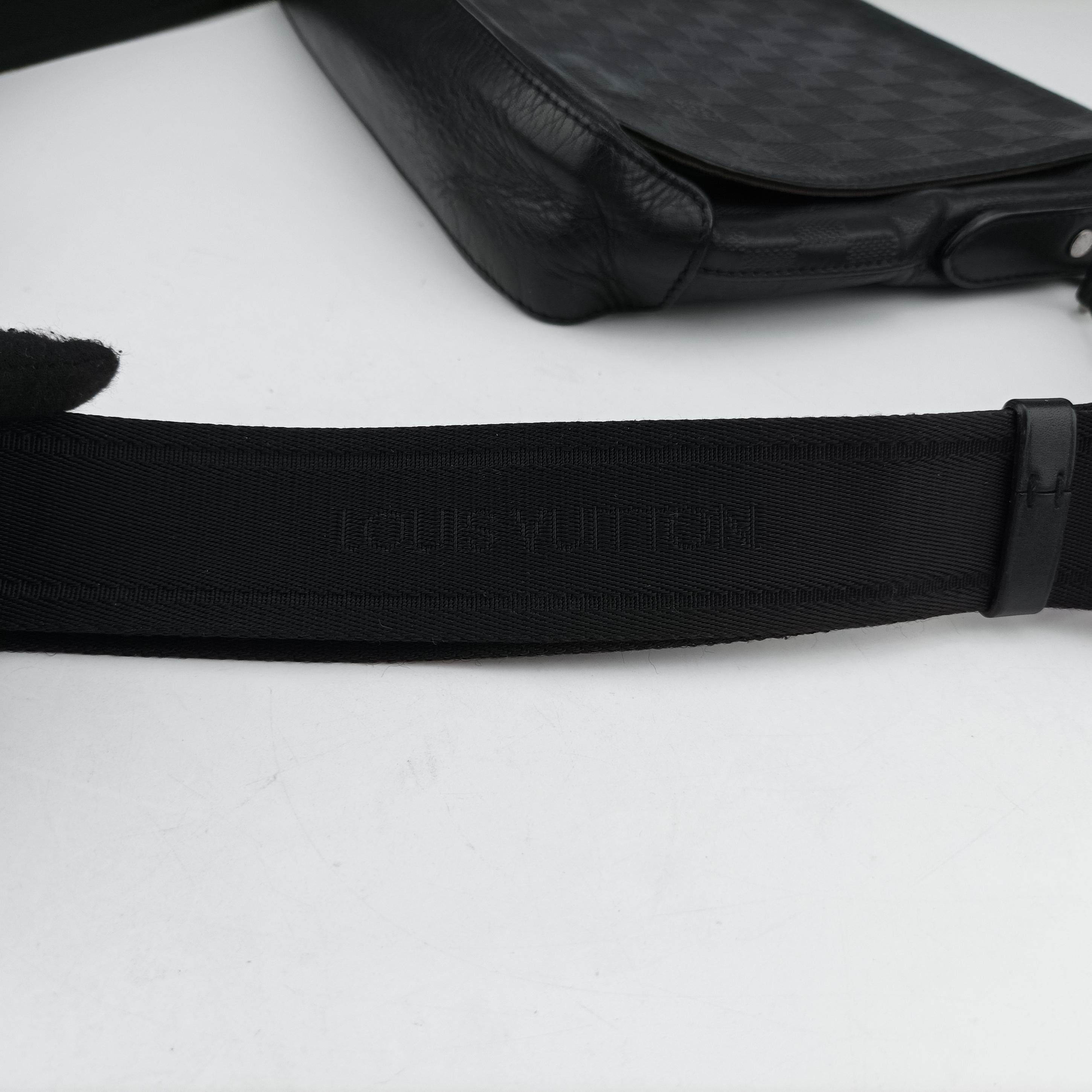 Pre-owned Louis Vuitton District PM Noir Damie Infini Leather N41286 shoulderbag | stylenewstar