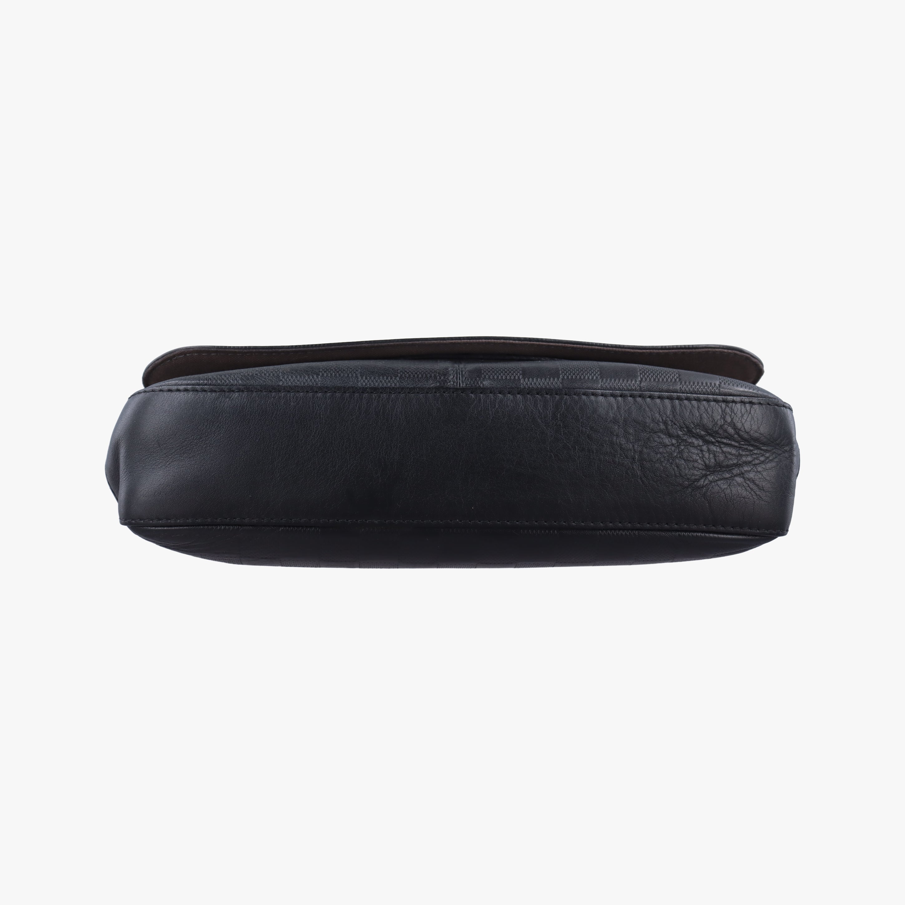 Pre-owned Louis Vuitton District PM Noir Damie Infini Leather N41286 shoulderbag | stylenewstar