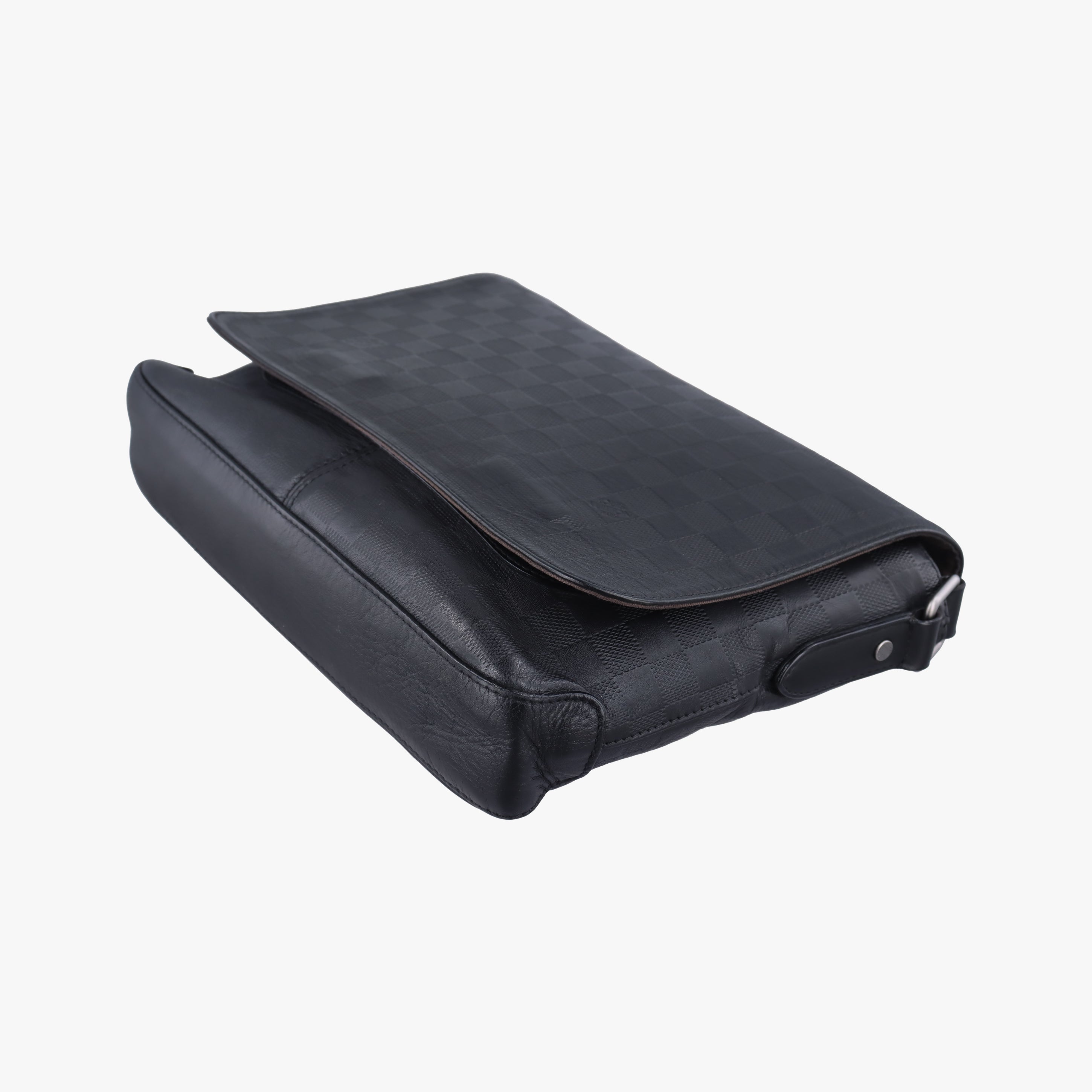 Pre-owned Louis Vuitton District PM Noir Damie Infini Leather N41286 shoulderbag | stylenewstar