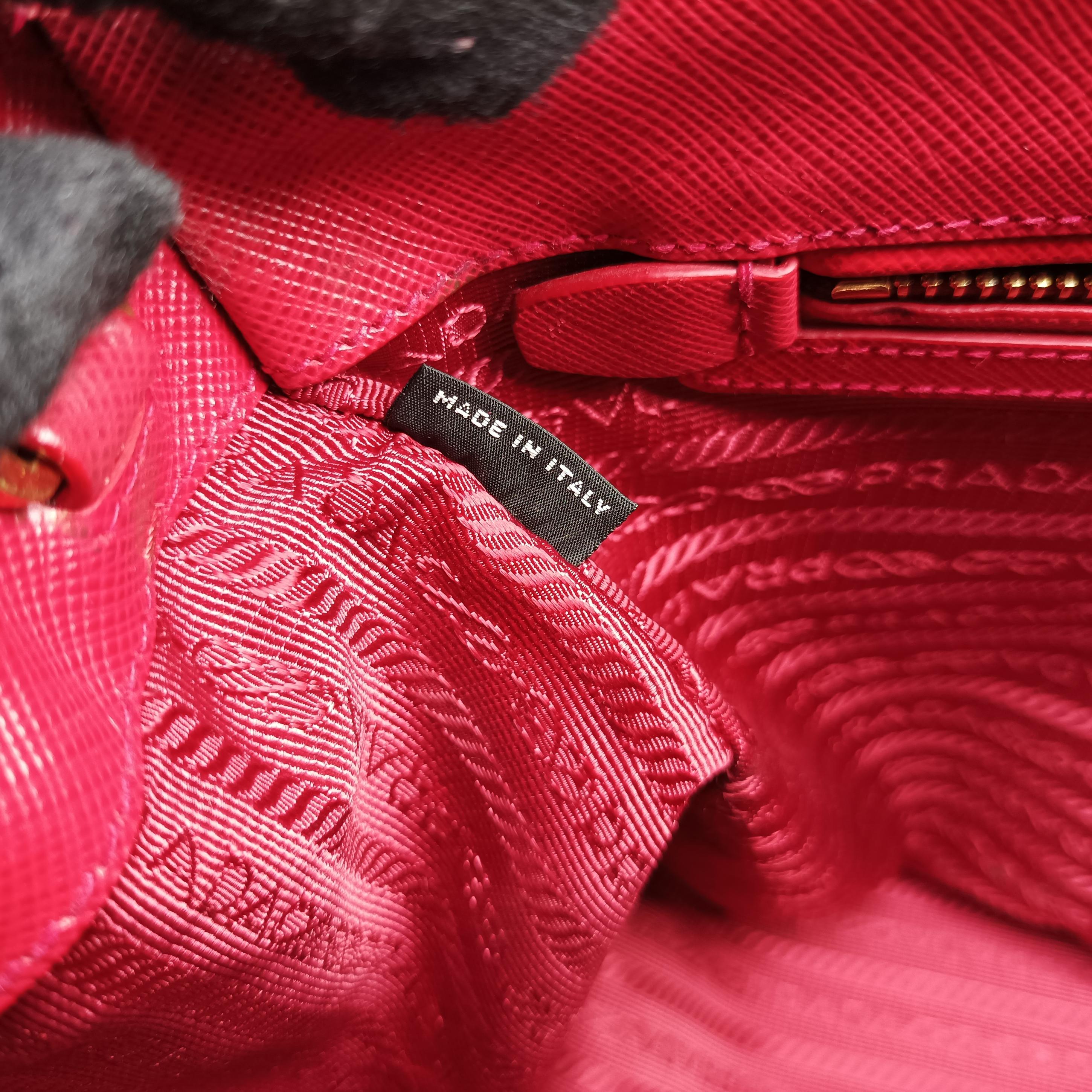 Vintage Prada Galleria Red SAFFIANO Leather BN1801 shoulderbag | stylenewstar