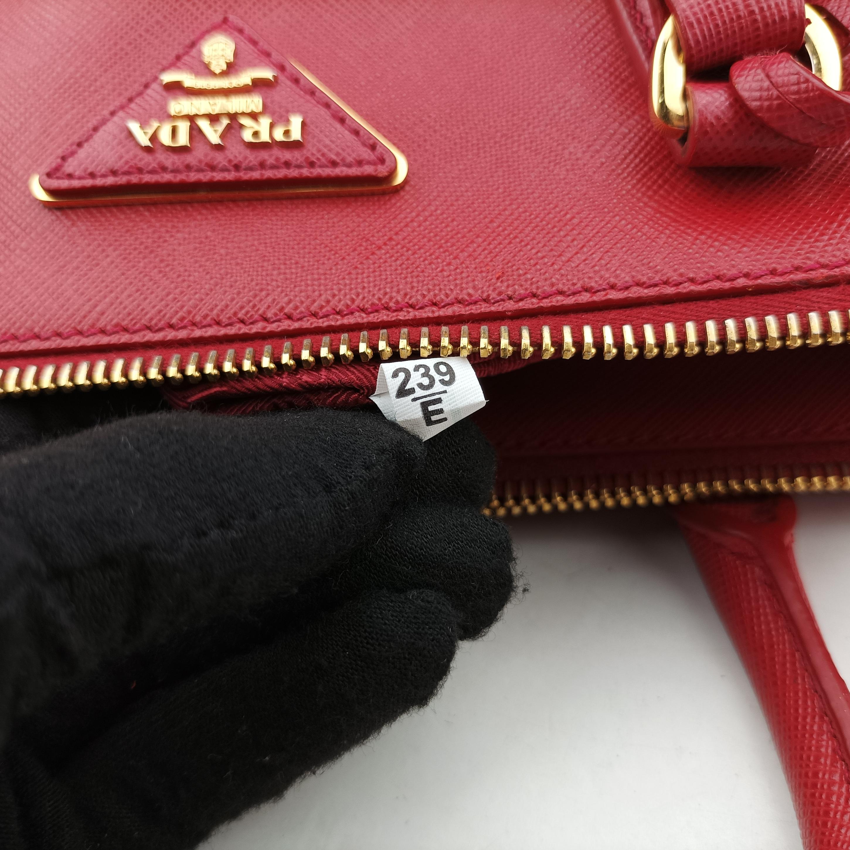 Vintage Prada Galleria Red SAFFIANO Leather BN1801 shoulderbag | stylenewstar