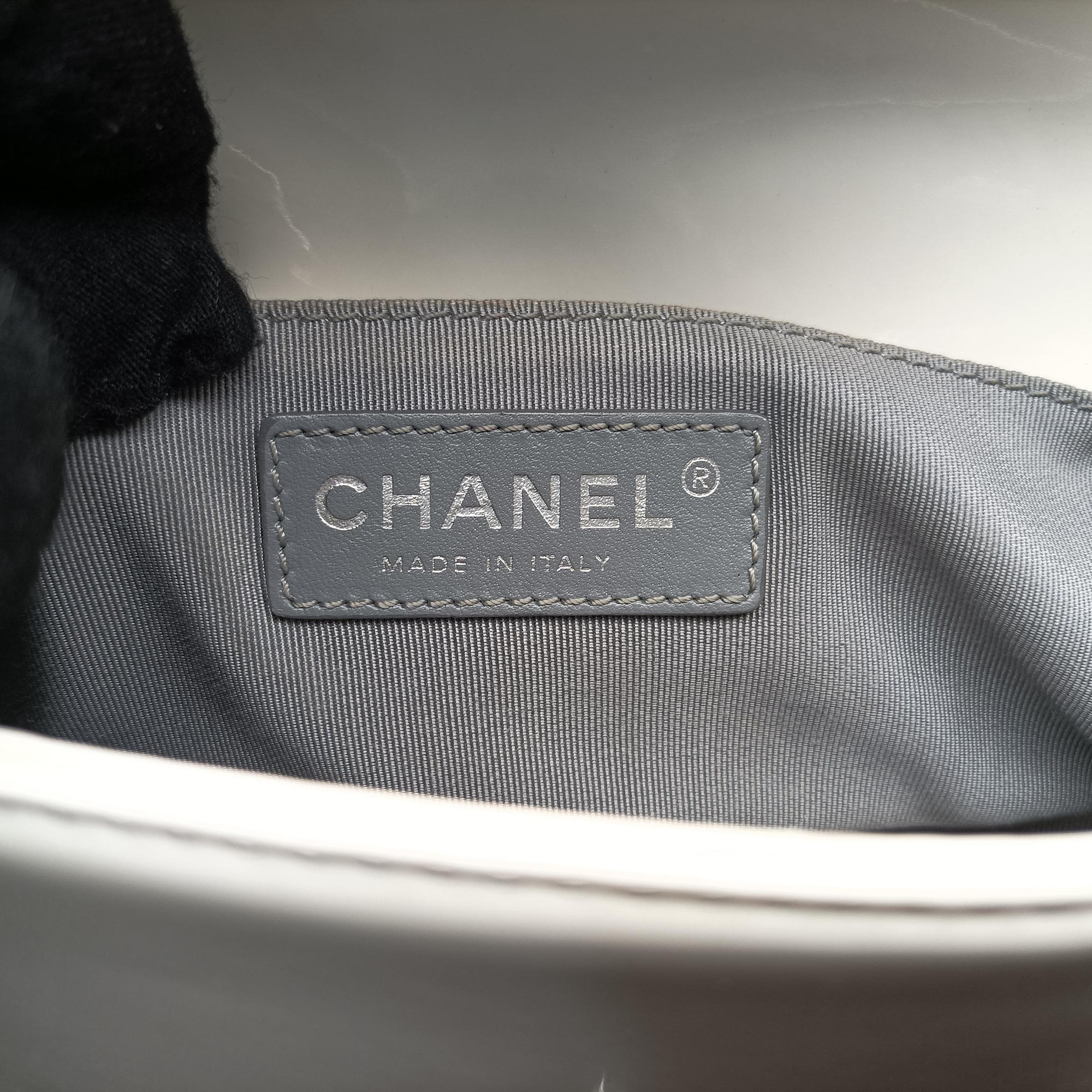 Secondhand Chanel BOY CHANEL White Patent A67017 shoulderbag | stylenewstar
