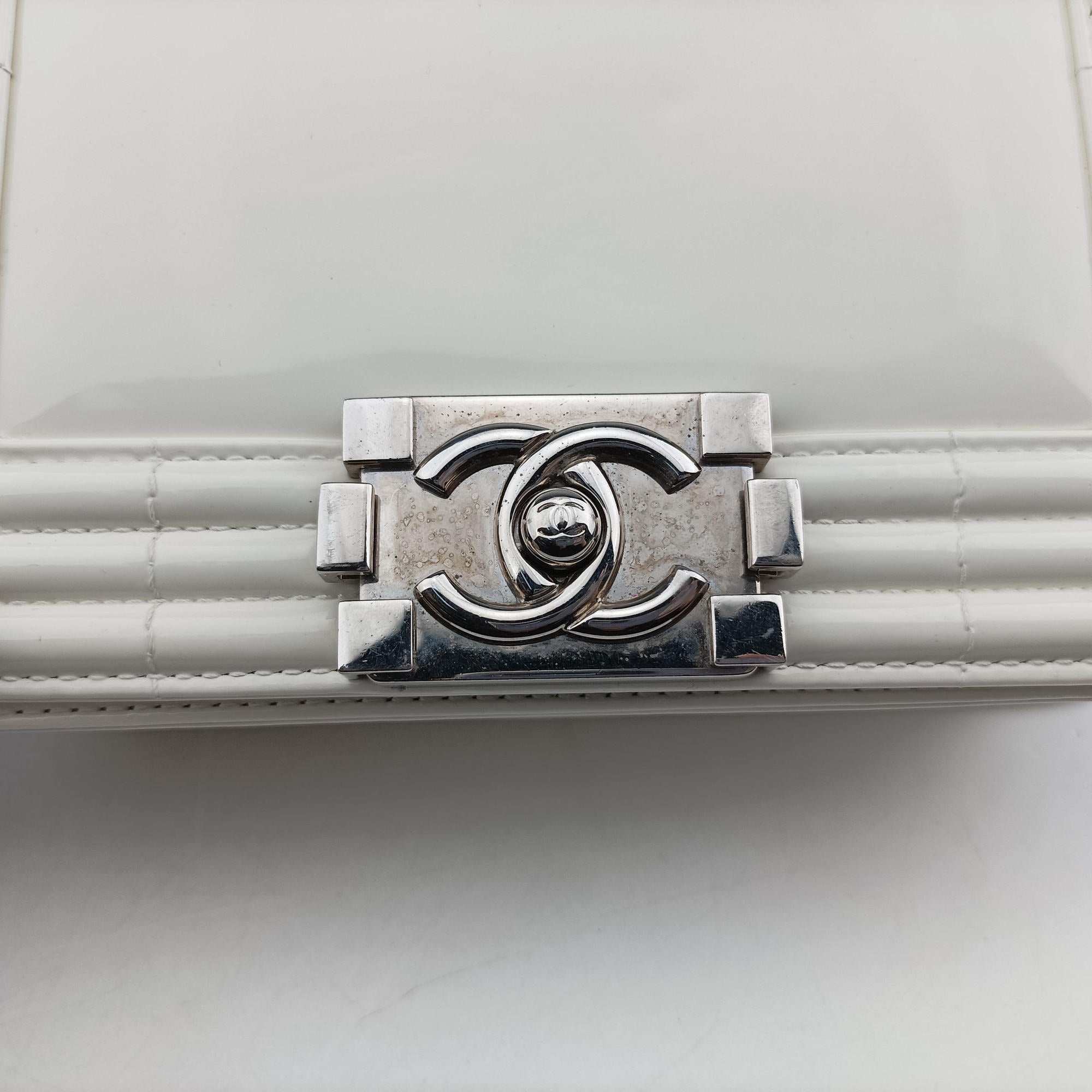 Secondhand Chanel BOY CHANEL White Patent A67017 shoulderbag | stylenewstar