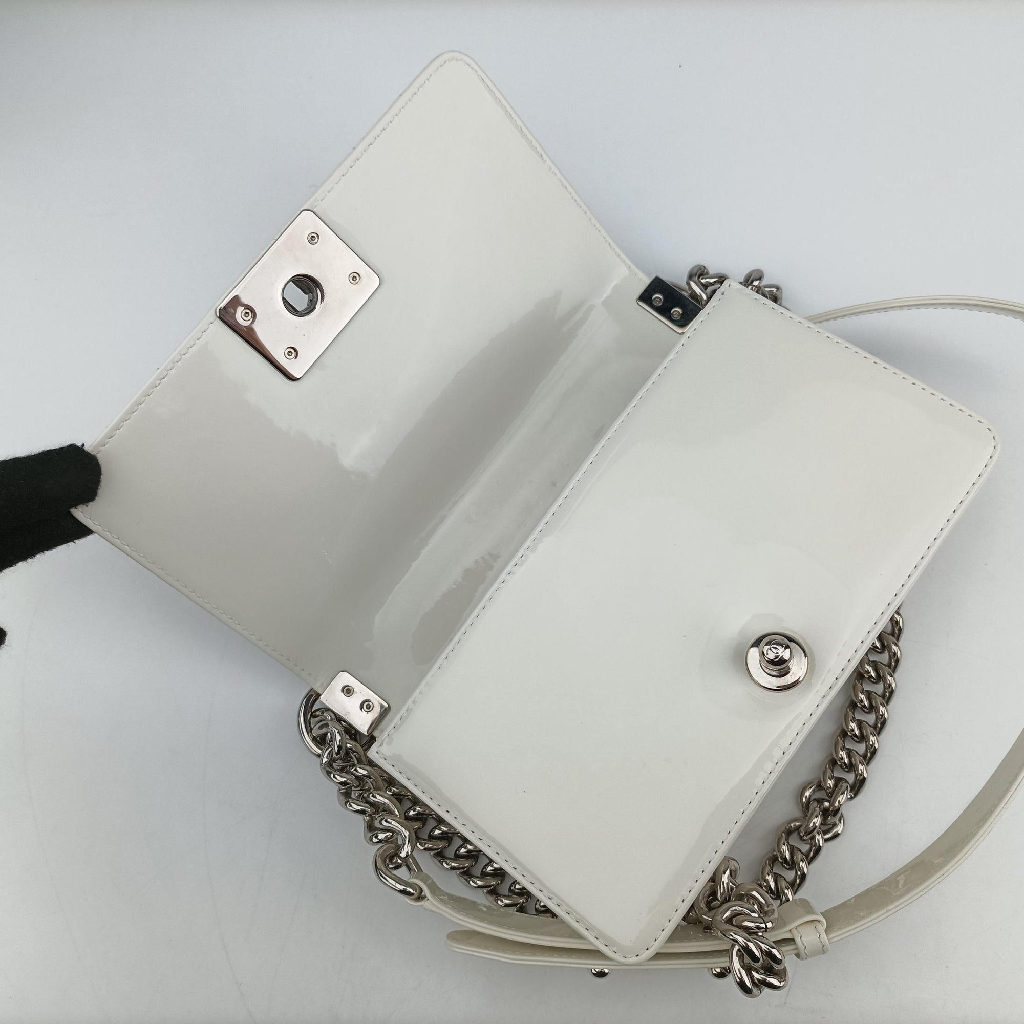Secondhand Chanel BOY CHANEL White Patent A67017 shoulderbag | stylenewstar