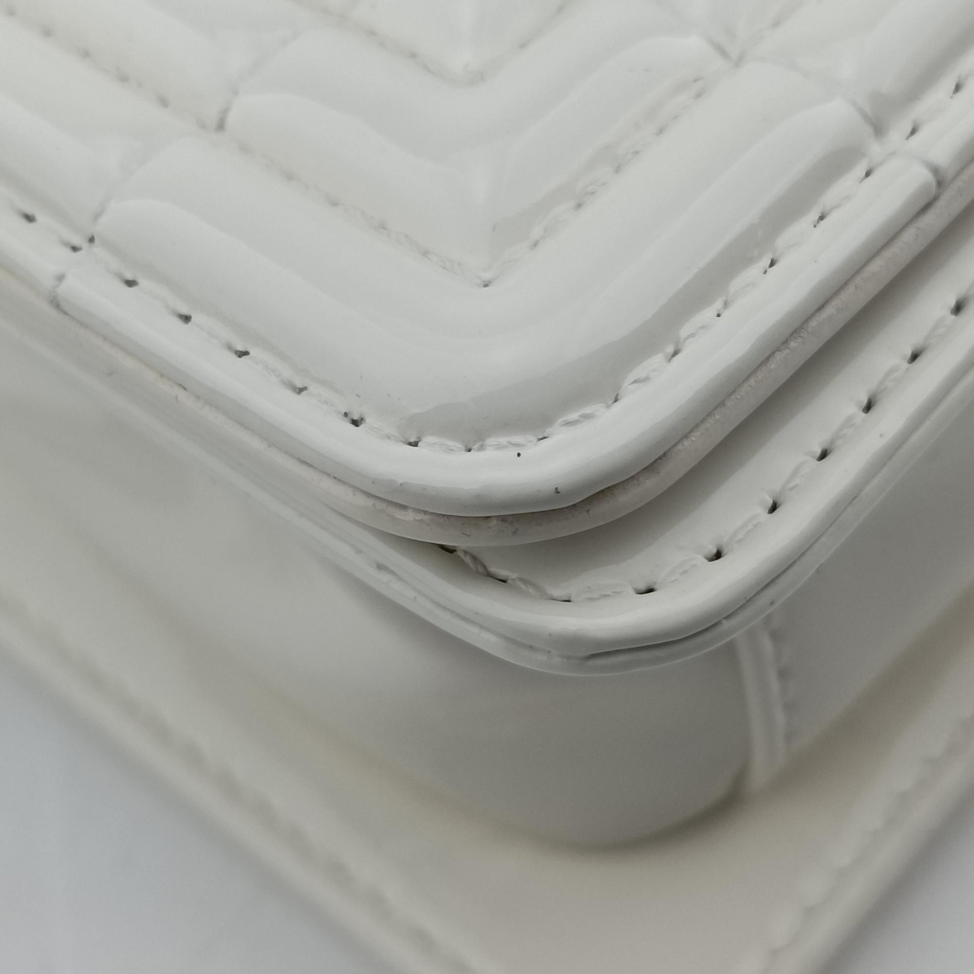 Secondhand Chanel BOY CHANEL White Patent A67017 shoulderbag | stylenewstar