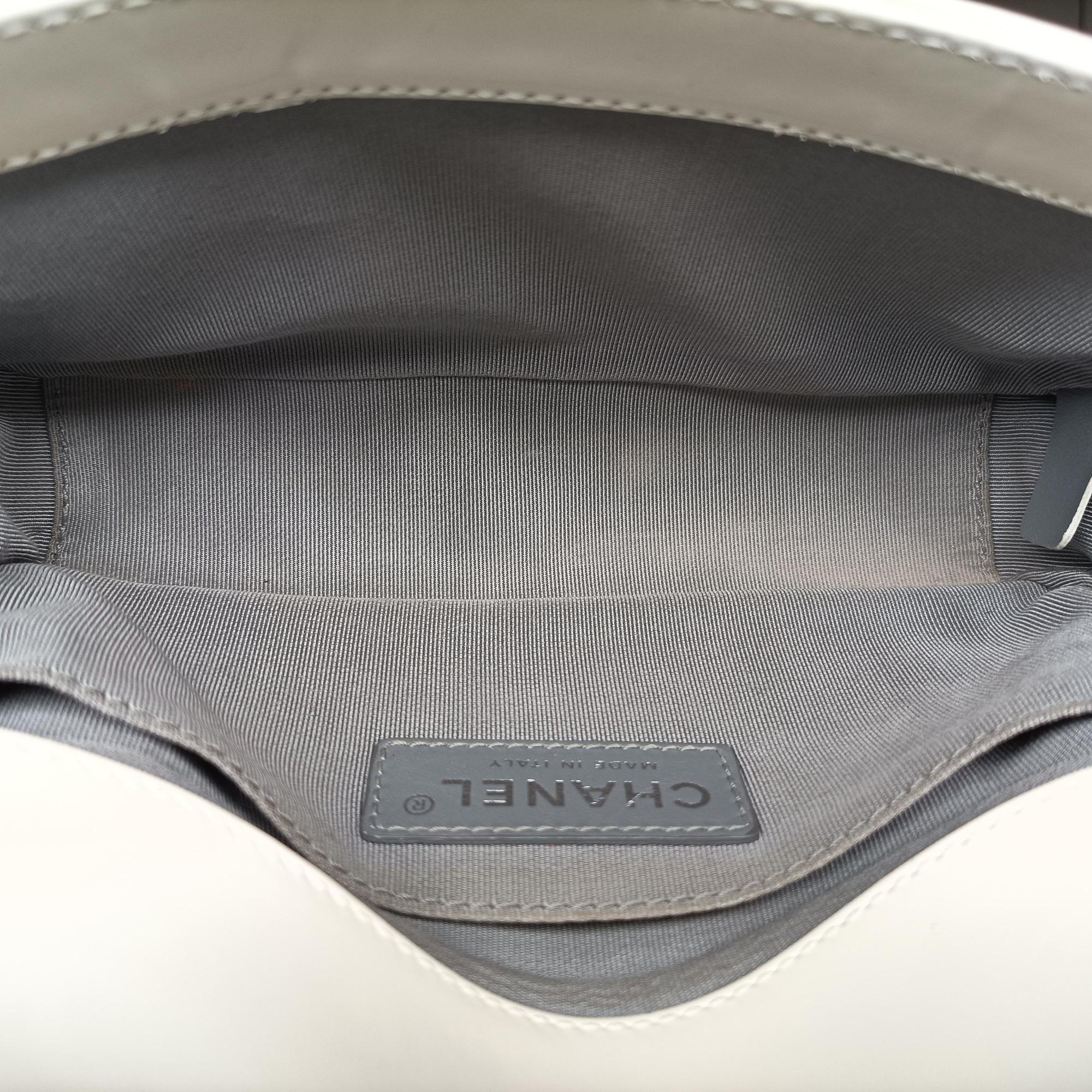 Secondhand Chanel BOY CHANEL White Patent A67017 shoulderbag | stylenewstar