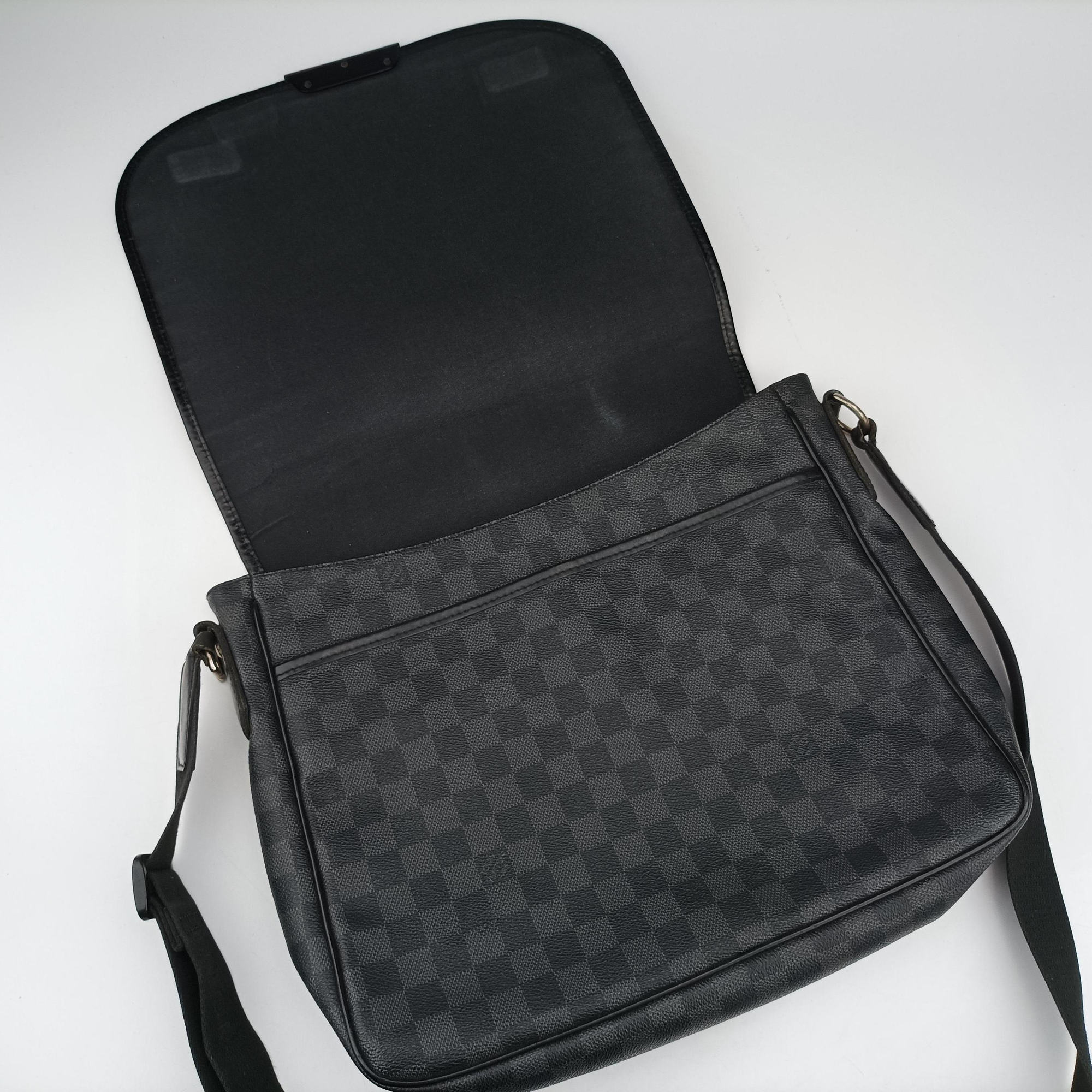 Pre-owned Louis Vuitton DANIEL MM Noir Damier GRAPHITE N58029 shoulderbag | stylenewstar