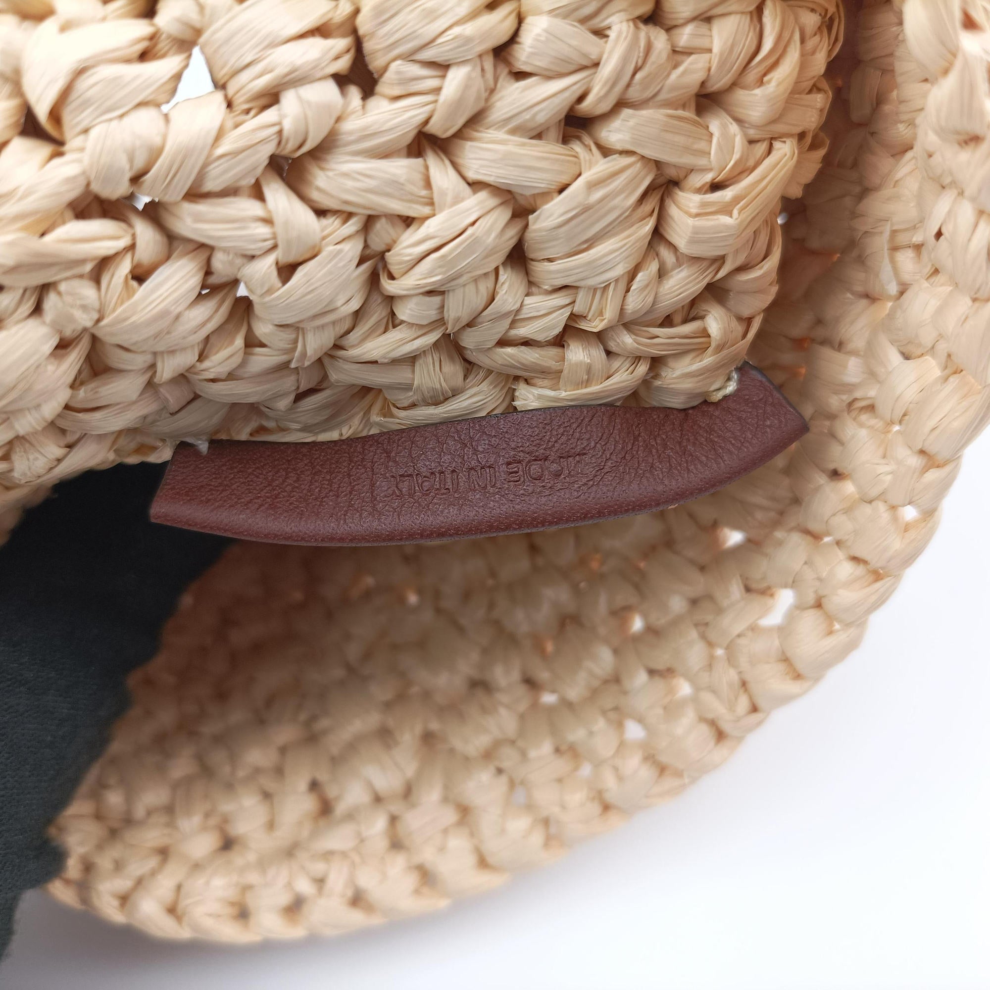 Pre-owned Fendi Croissant Crochet Beige straw 8BR790 shoulderbag | stylenewstar