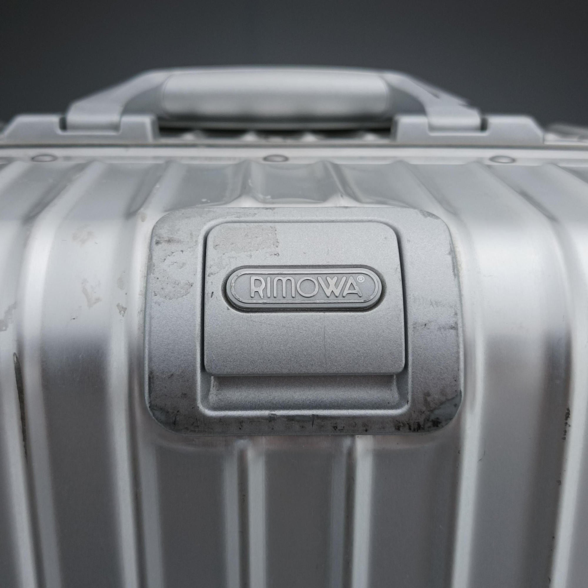 Pre-owned RIMOWA TOPAS Silver aluminum  suitcase | stylenewstar