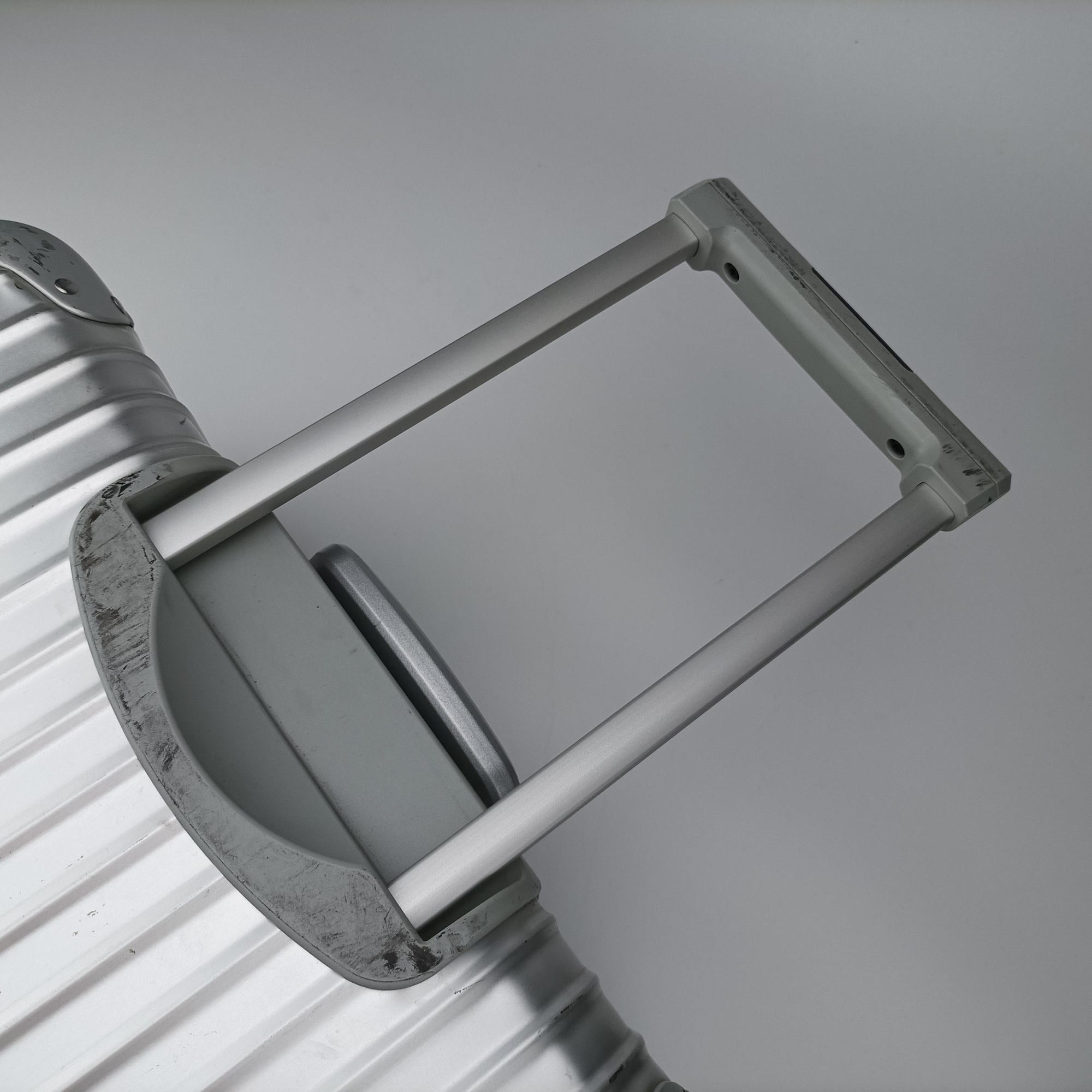Pre-owned RIMOWA TOPAS Silver aluminum  suitcase | stylenewstar