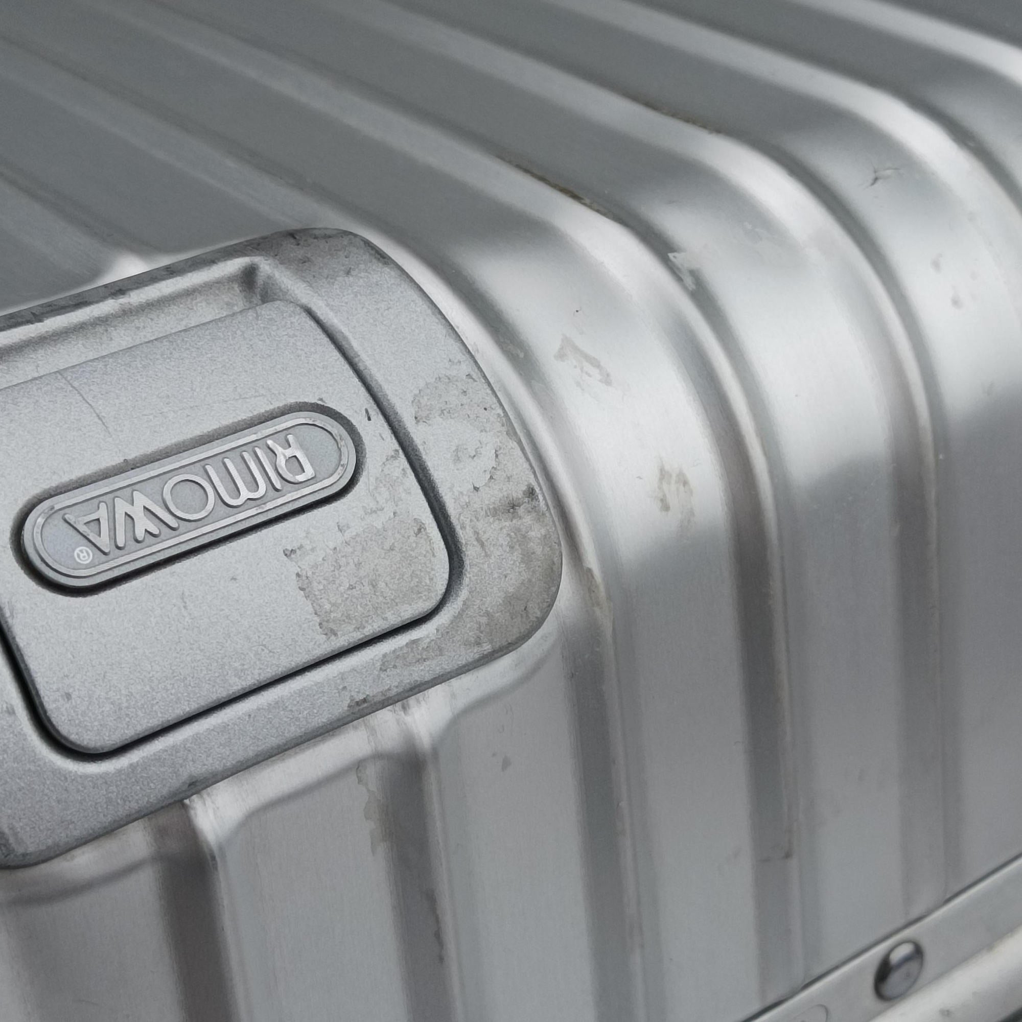 Pre-owned RIMOWA TOPAS Silver aluminum  suitcase | stylenewstar