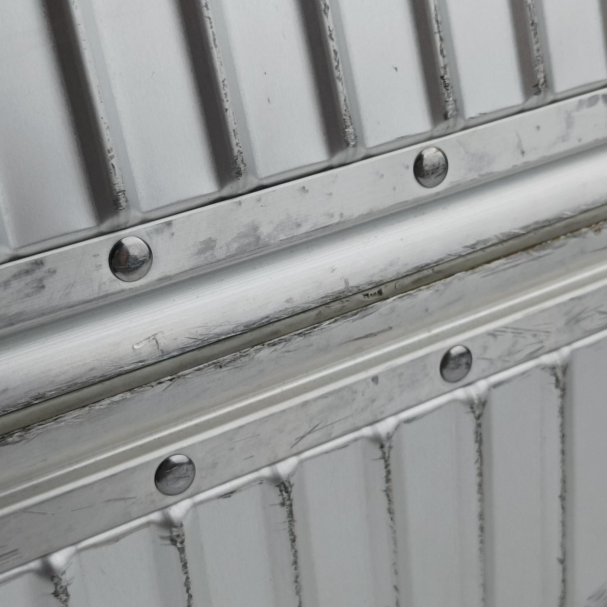 Pre-owned RIMOWA TOPAS Silver aluminum  suitcase | stylenewstar