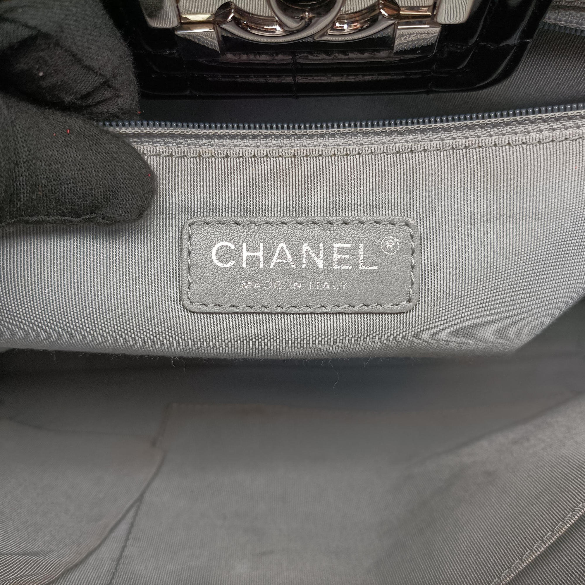 Secondhand Chanel Jetsetter Boy Shopping Tote Black Enamel A67019 shoulderbag | stylenewstar