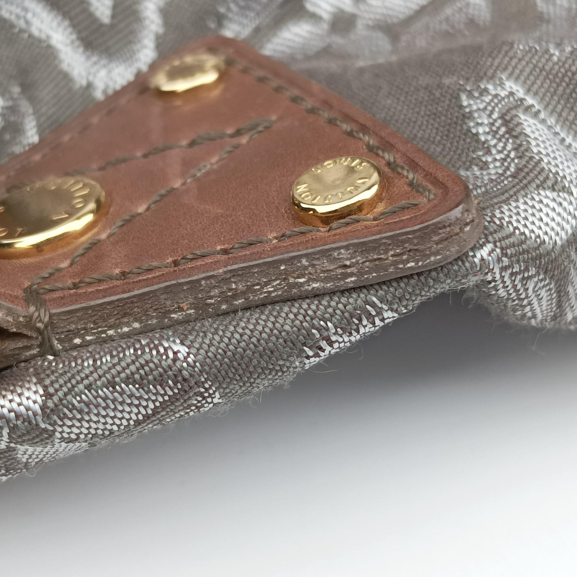 Pre-owned Louis Vuitton 2010 Collection Aviator Gray×Red×Brown Canvas ×Leather M40385 shoulderbag | stylenewstar