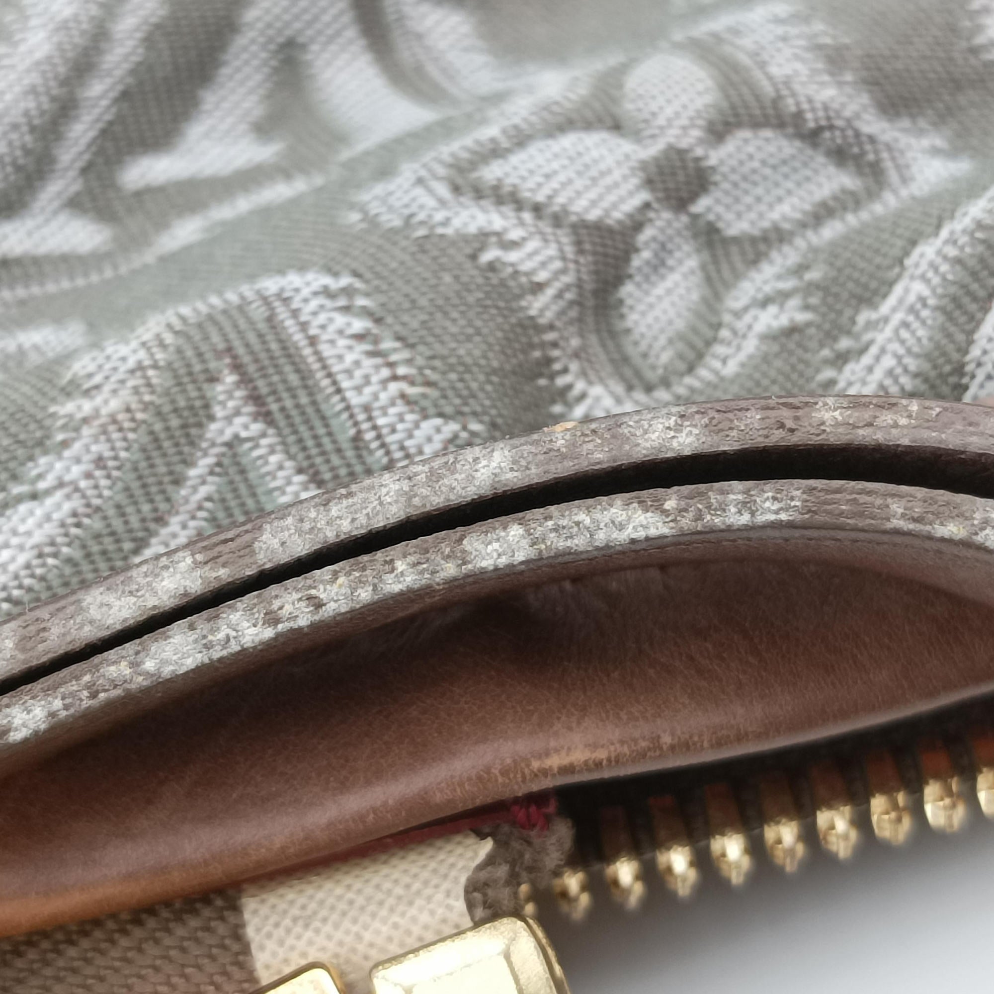 Pre-owned Louis Vuitton 2010 Collection Aviator Gray×Red×Brown Canvas ×Leather M40385 shoulderbag | stylenewstar