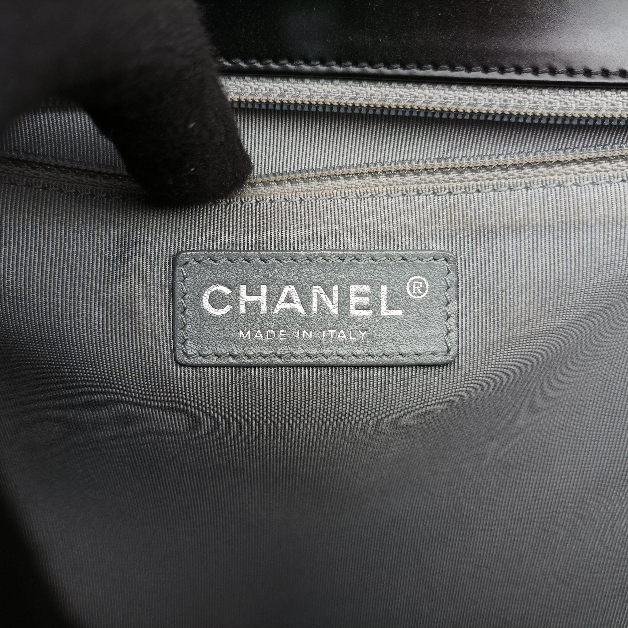 Pre-owned Chanel BOY CHANEL Black Enamel Leather A67021 shoulderbag | stylenewstar