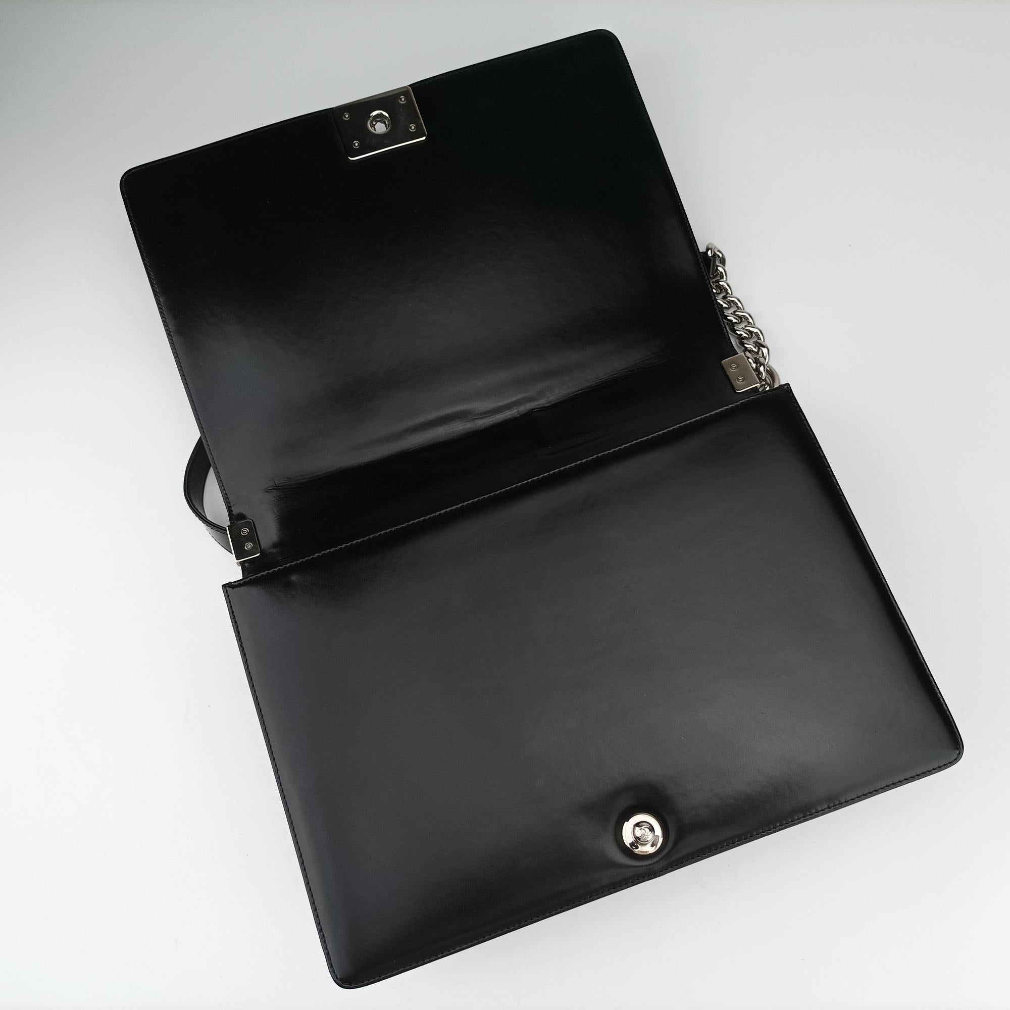 Pre-owned Chanel BOY CHANEL Black Enamel Leather A67021 shoulderbag | stylenewstar