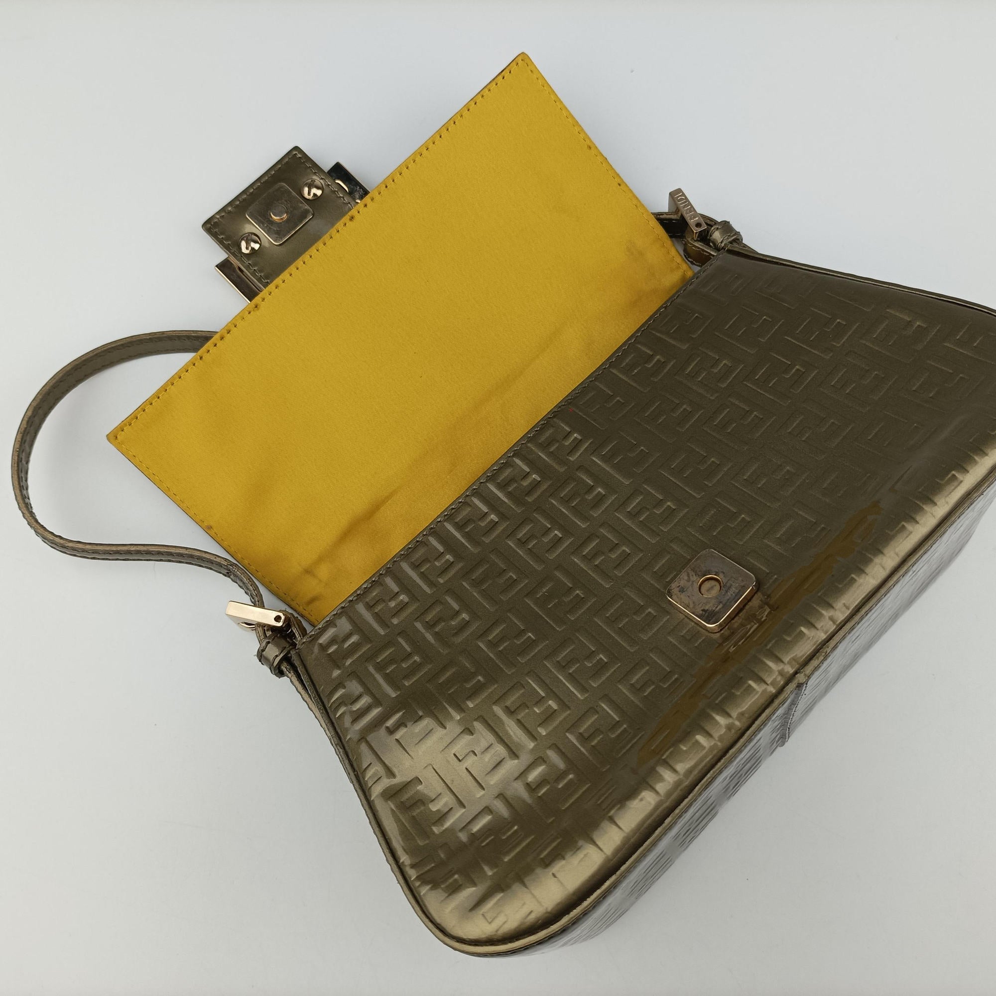 Pre-owned Fendi Baguette Golden Leather 8BR180 shoulderbag | stylenewstar