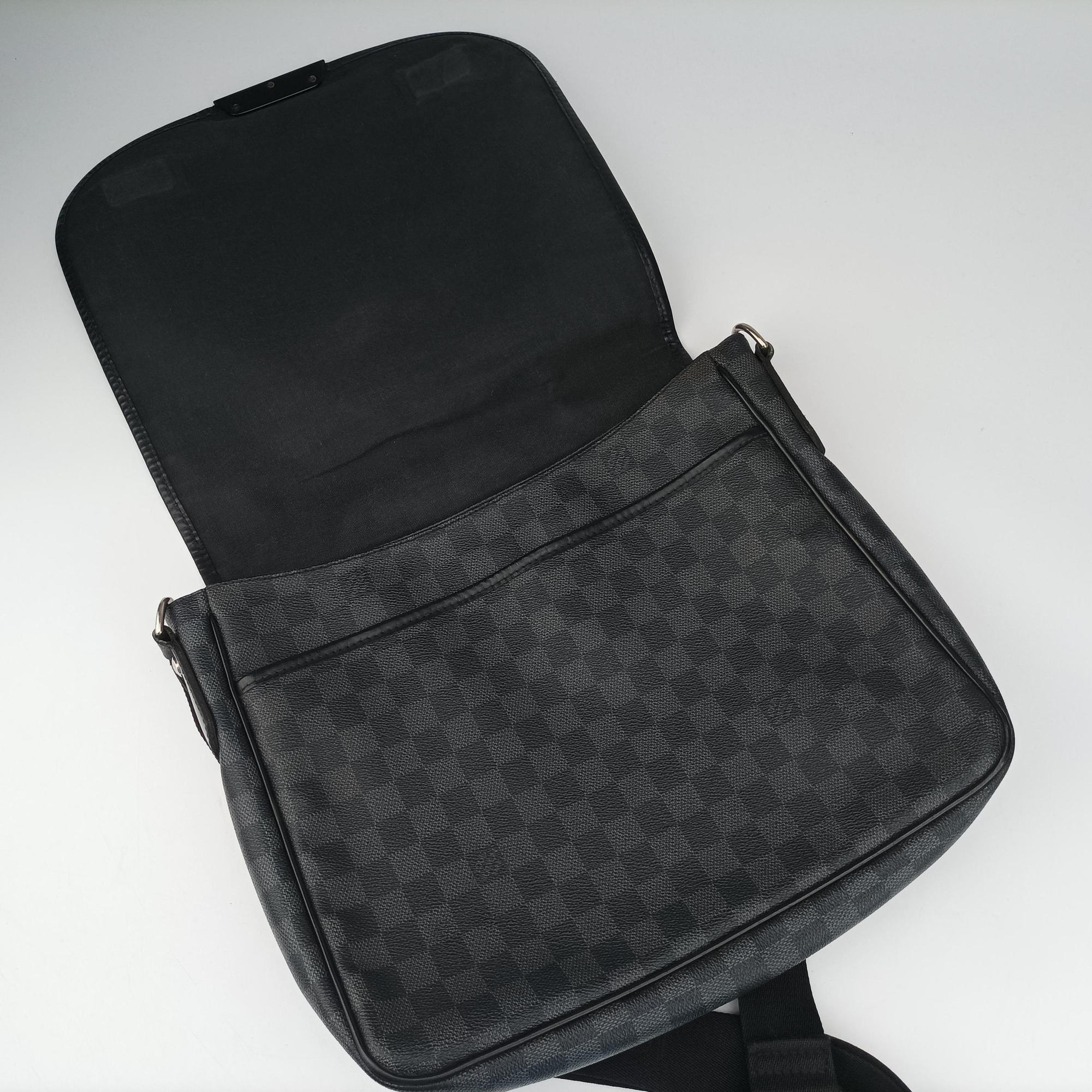 Pre-owned Louis Vuitton DANIEL MM Noir Damier GRAPHITE N58029 shoulderbag | stylenewstar