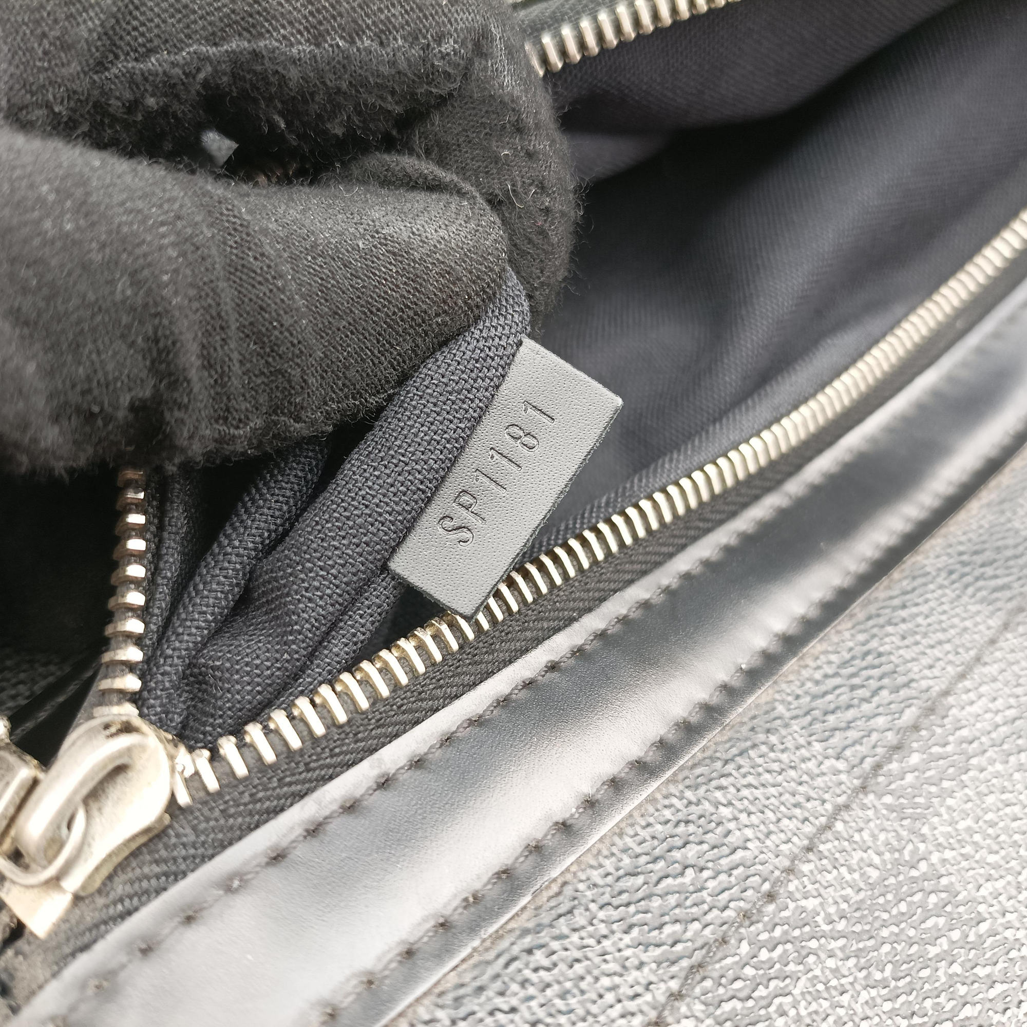 Secondhand Louis Vuitton DANIEL MM Noir Damier Graphite N58029 shoulderbag | stylenewstar