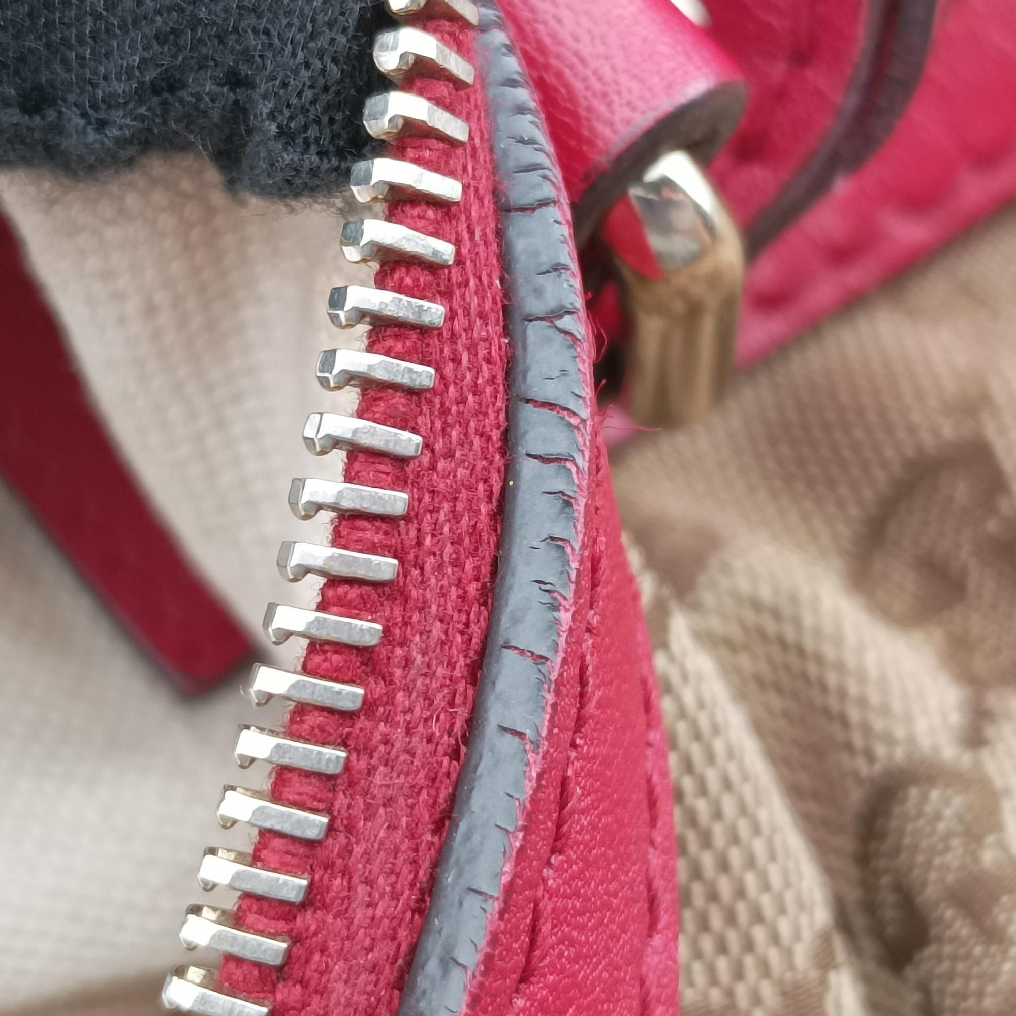 Pre-owned Gucci Sherry Line khaki×red canvas×leather 247205 shoulderbag | stylenewstar