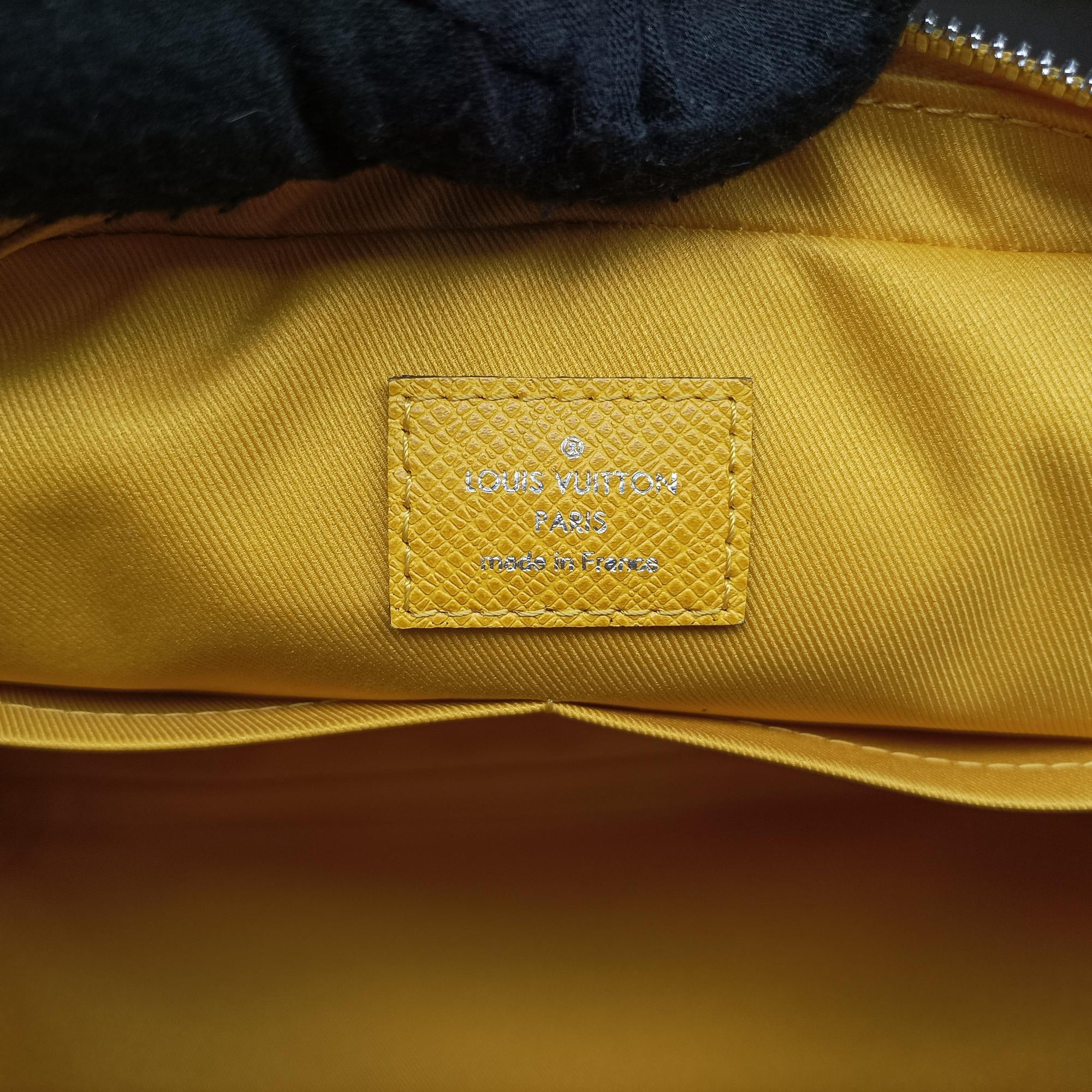 Pre-owned Louis Vuitton Porte Documents Voyage Jaune Taiga M30636 handbag | stylenewstar