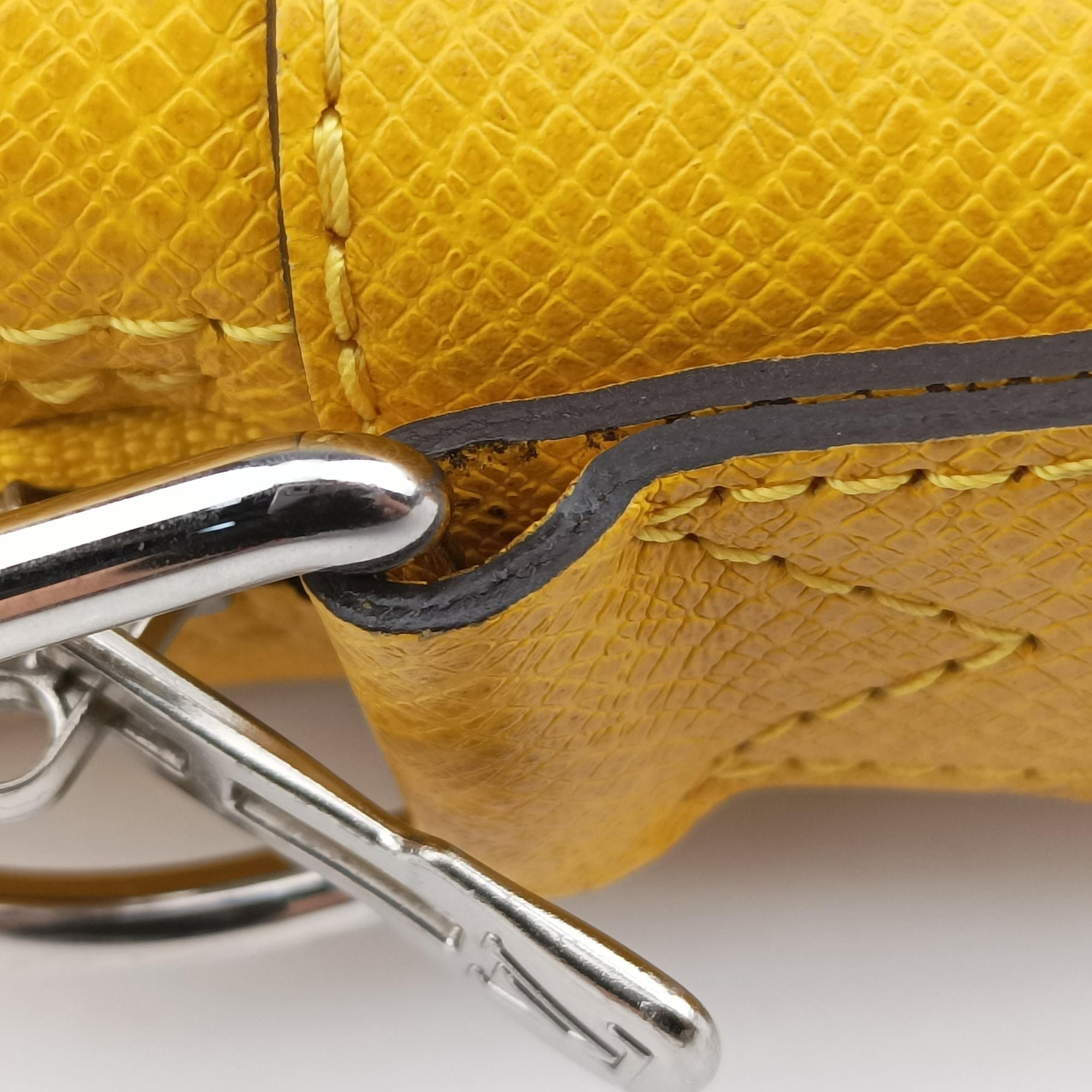 Pre-owned Louis Vuitton Porte Documents Voyage Jaune Taiga M30636 handbag | stylenewstar