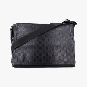 Pre-owned Louis Vuitton District MM Noir Damier Infini  N41284 shoulderbag | stylenewstar