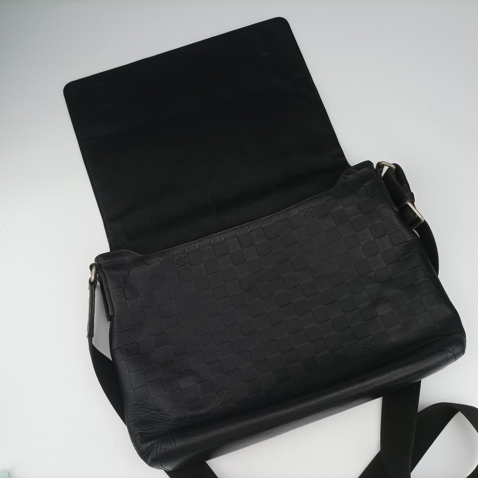 Pre-owned Louis Vuitton District MM Noir Damier Infini  N41284 shoulderbag | stylenewstar