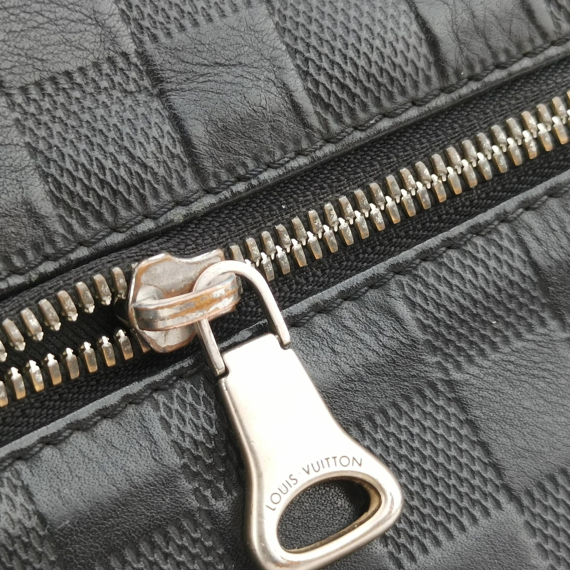 Pre-owned Louis Vuitton District MM Noir Damier Infini  N41284 shoulderbag | stylenewstar